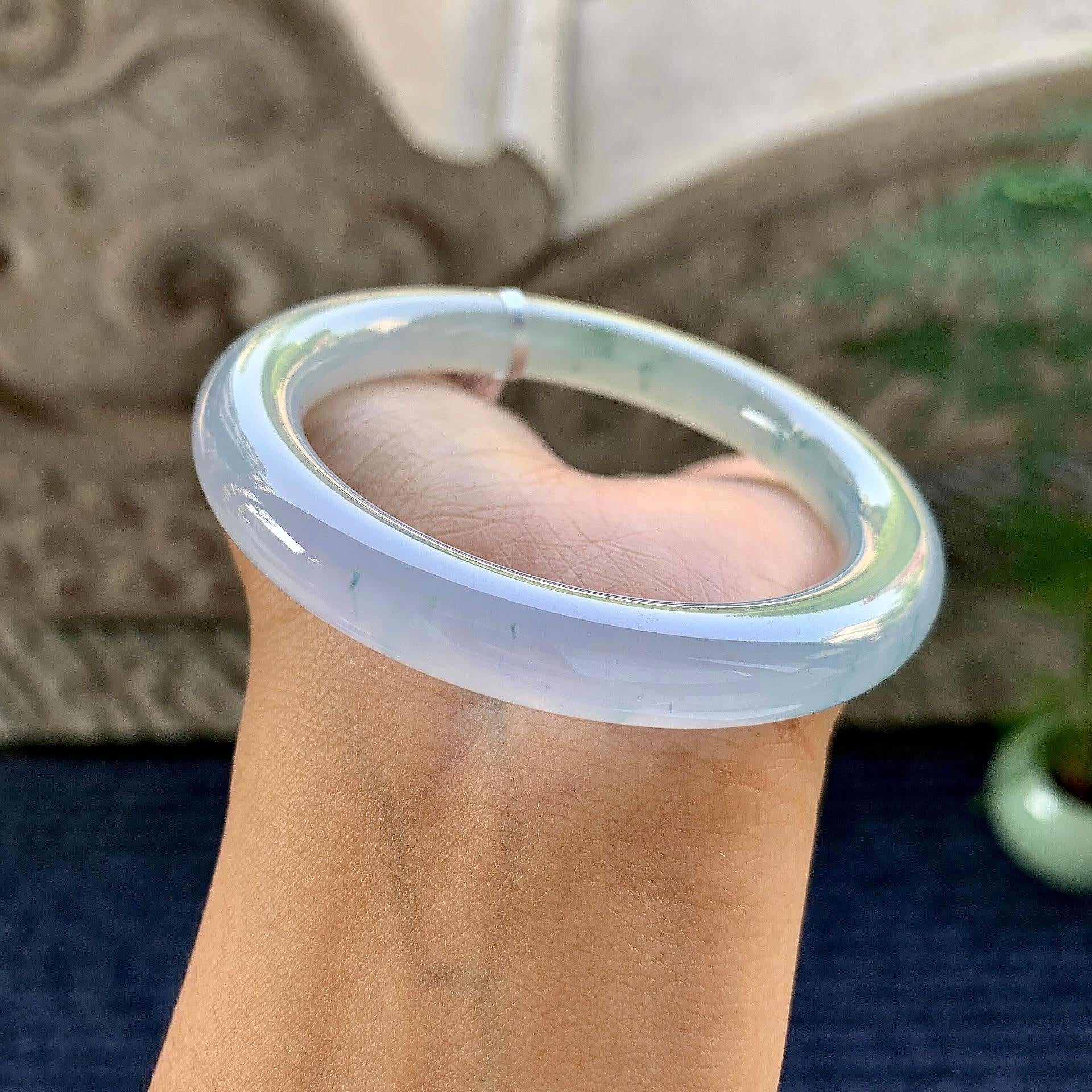 糯冰种淡春彩飘花圆条手镯（54.2mm）（yc249456）