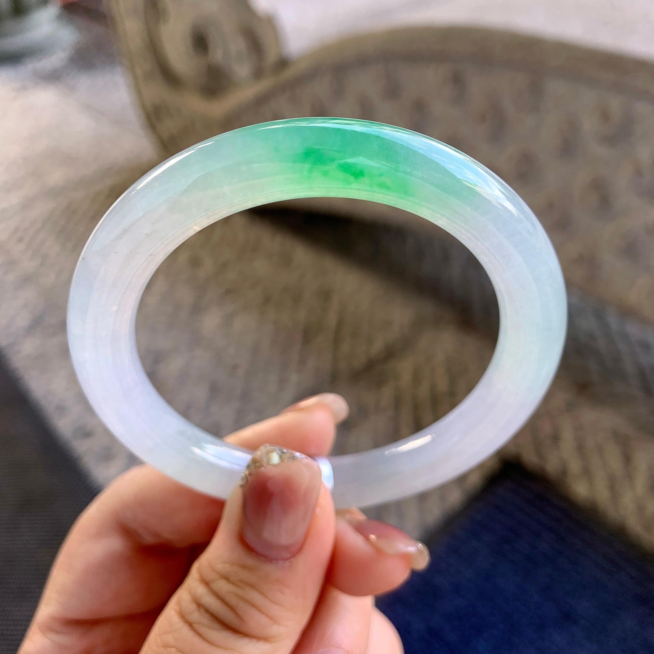 糯冰种淡紫底飘绿圆条手镯（53.4mm）（yc290113）