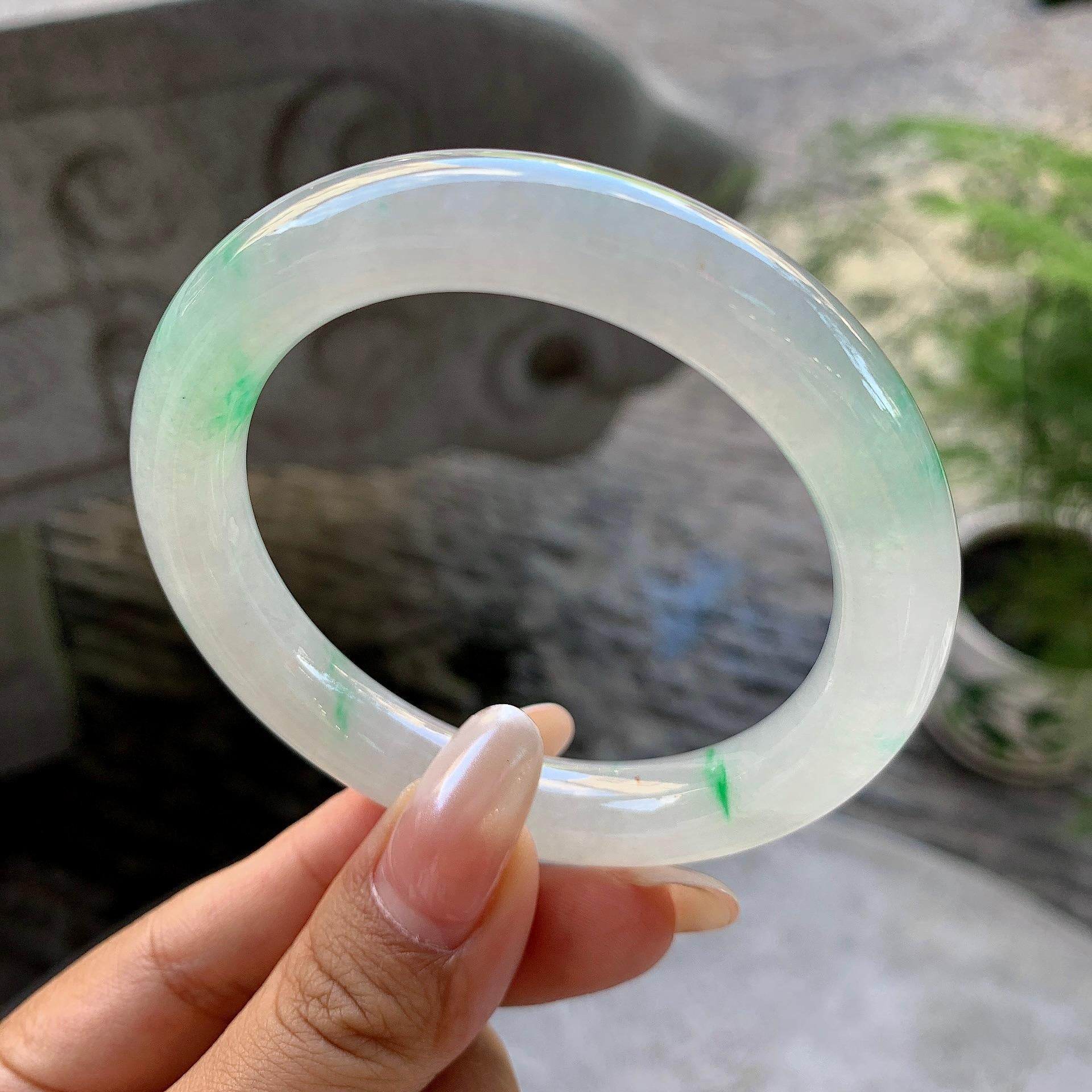 糯冰种飘绿圆条手镯（55.4mm）