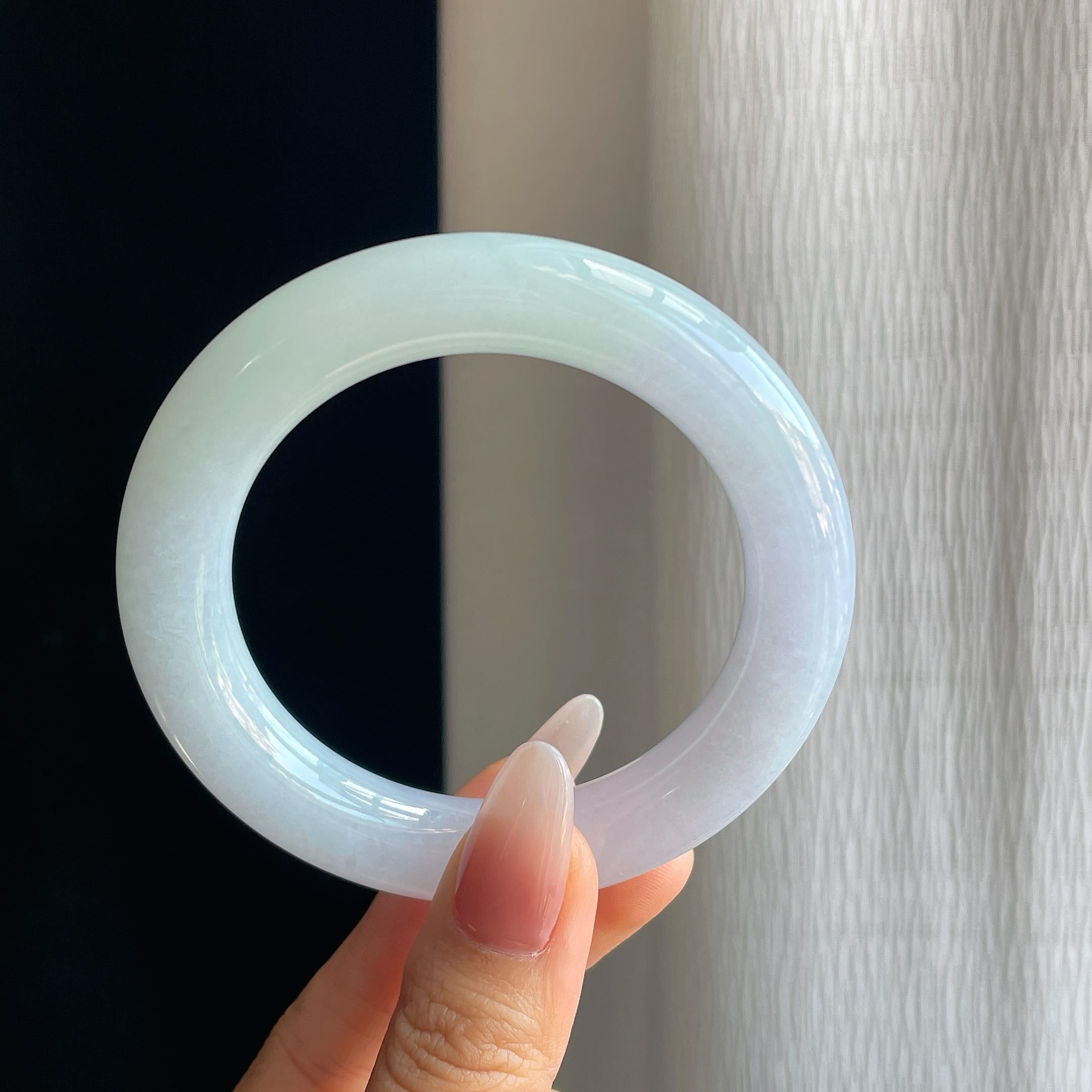 冰种淡春彩翡翠圆条手镯（55.5mm）（yc295019）