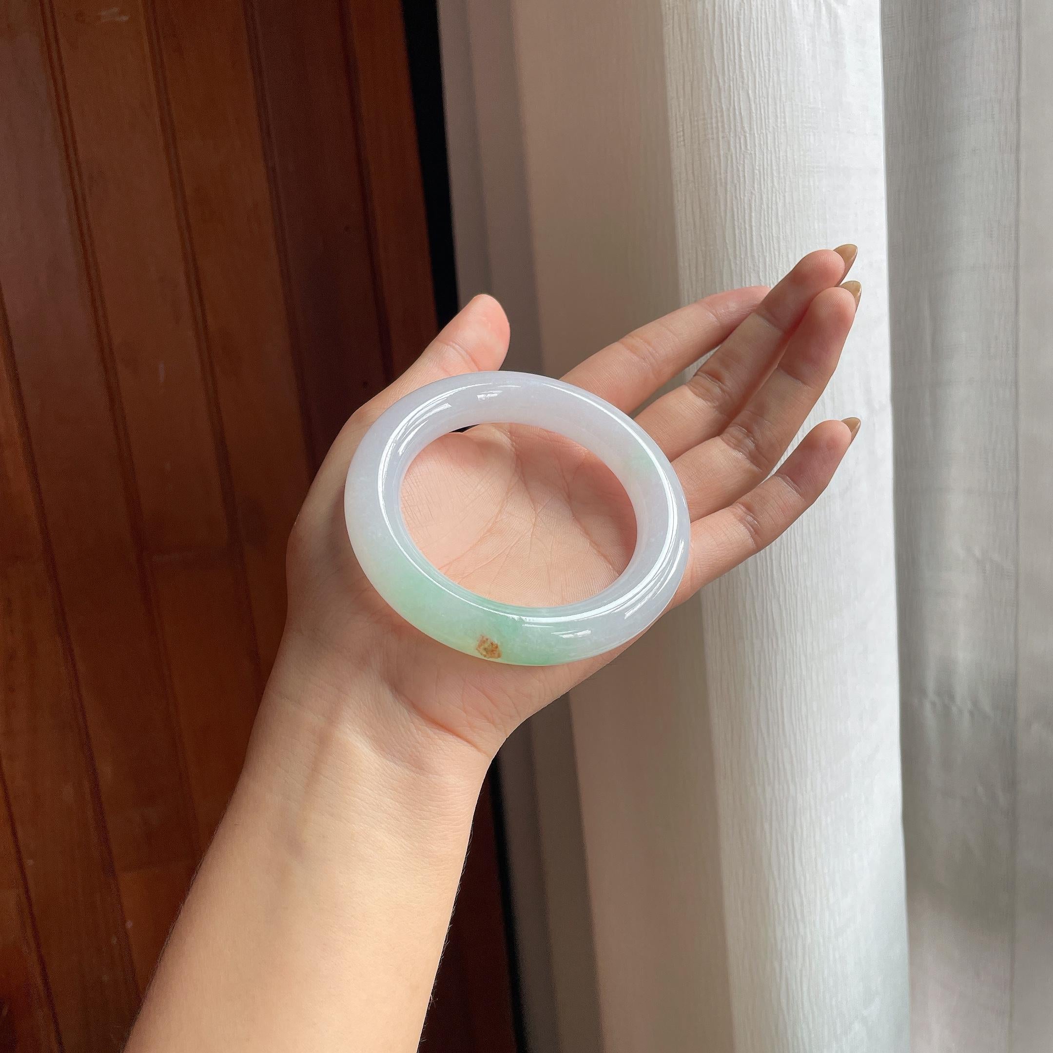 糯冰春底特色翡翠圆条手镯(56.5mm)（yc415358）