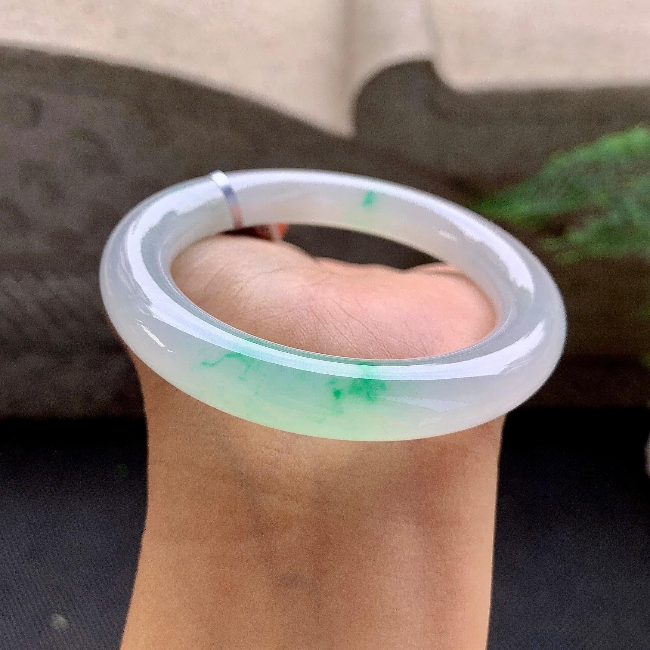 糯冰种飘绿圆条手镯（53.5mm）（yc257688）