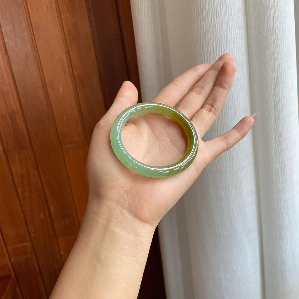 糯冰湖水绿带黄翡翠圆条手镯（52mm）（yc312924）