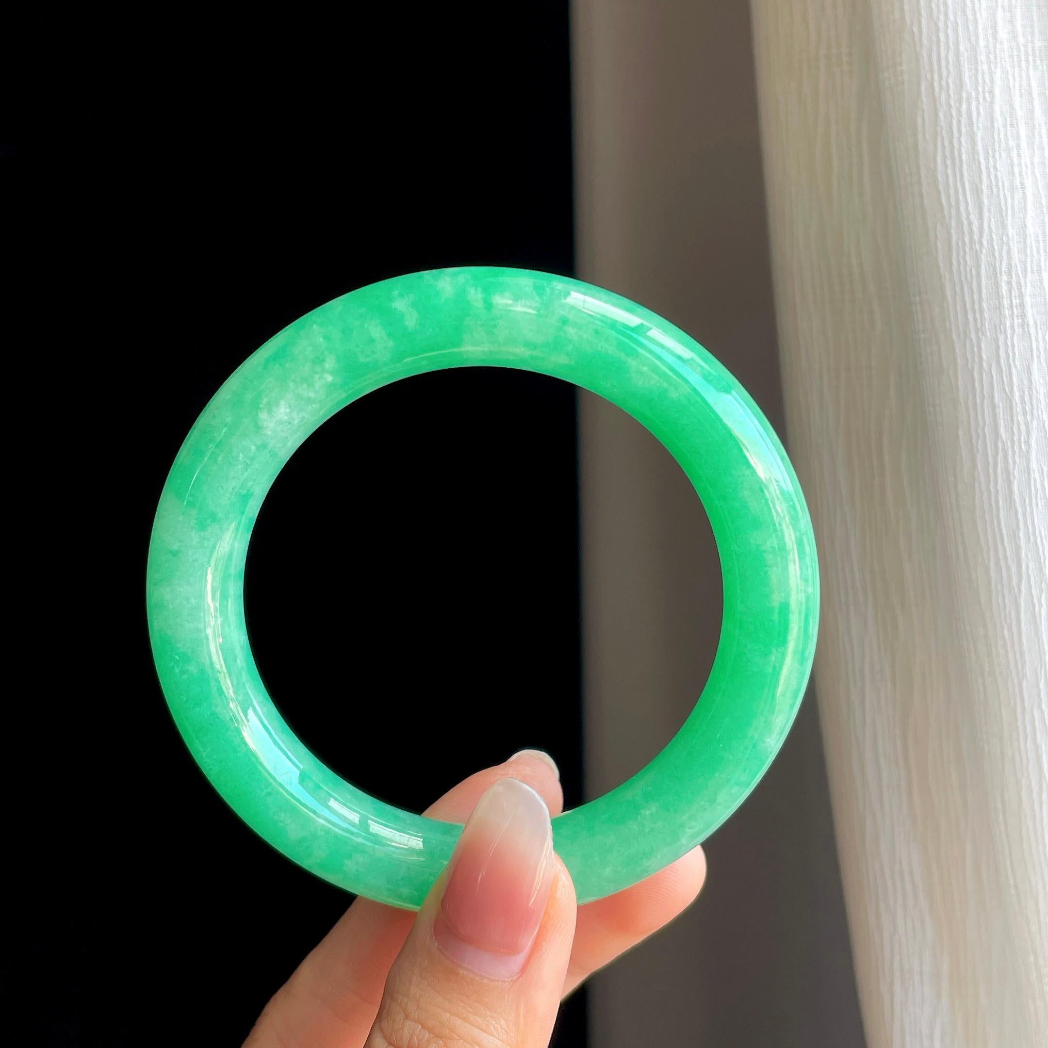 糯冰果绿满绿翡翠圆条手镯（56mm）（yc316663）