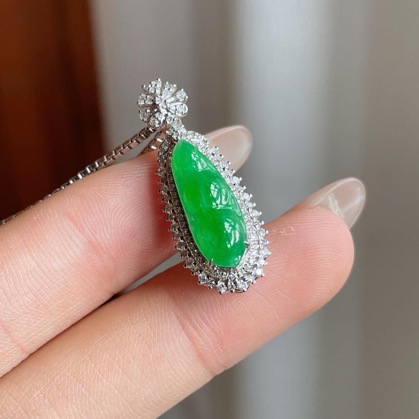 18k金镶糯冰满绿翡翠豆子（yc239604）