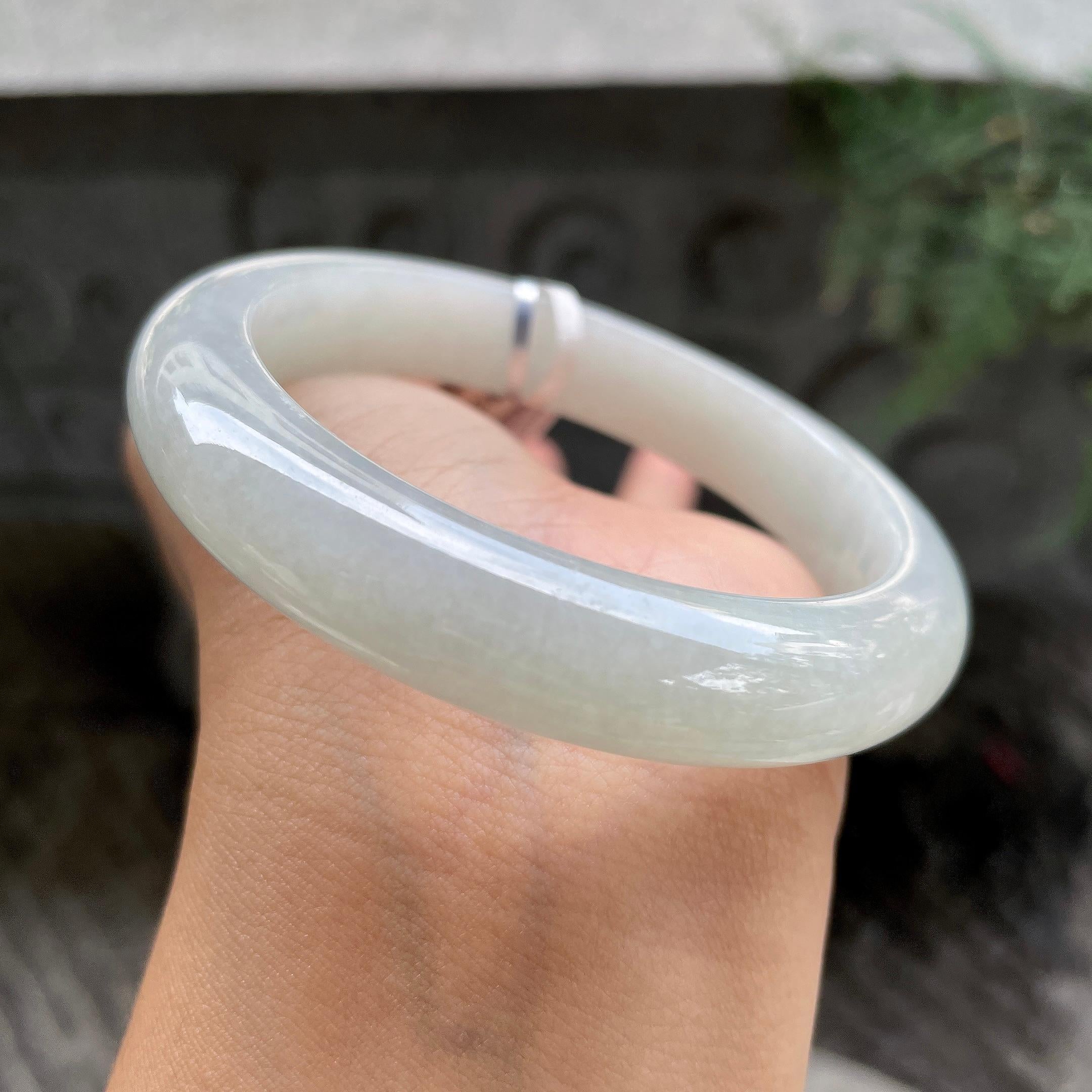 大圈口   细糯种细糯种带底色正圈平安镯   58.9圈     天然缅甸A货翡翠（yc407887）