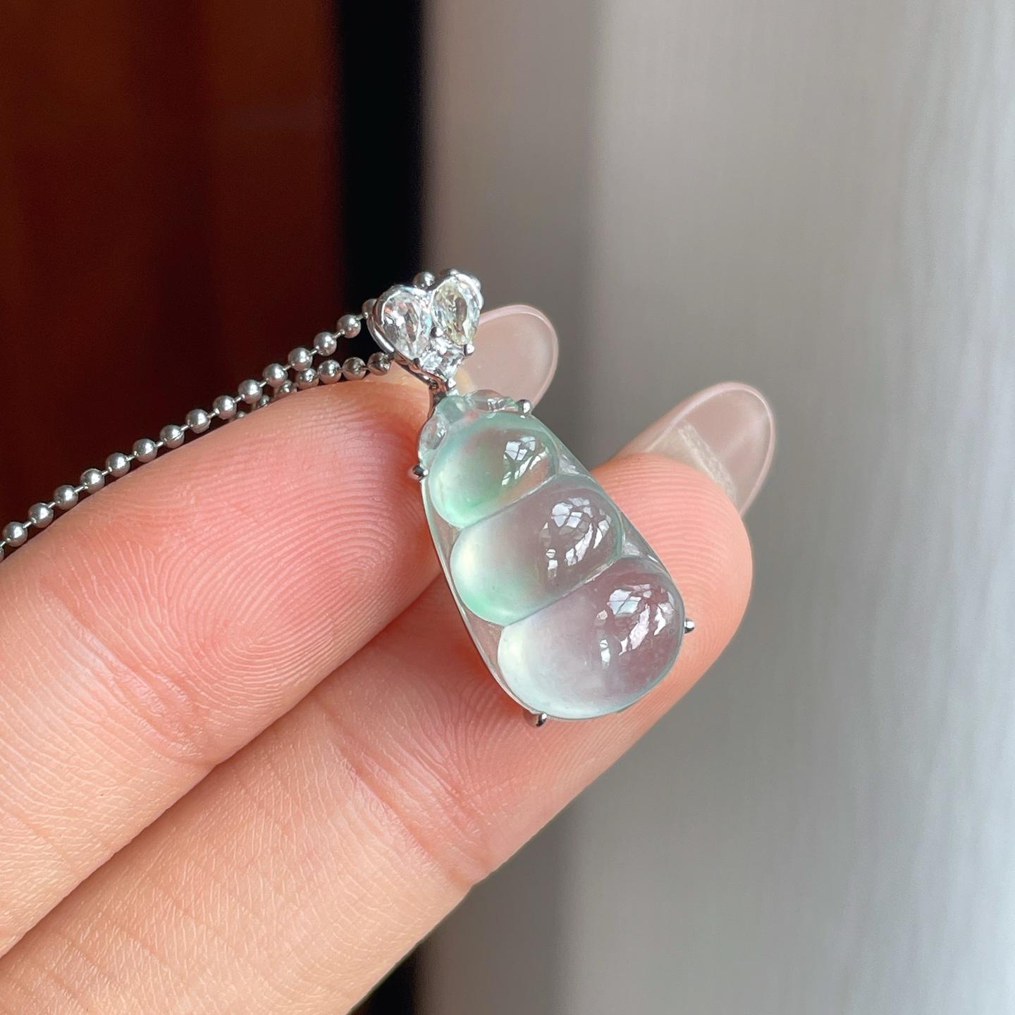 18k金镶冰种飘绿花翡翠豆子（yc244873）