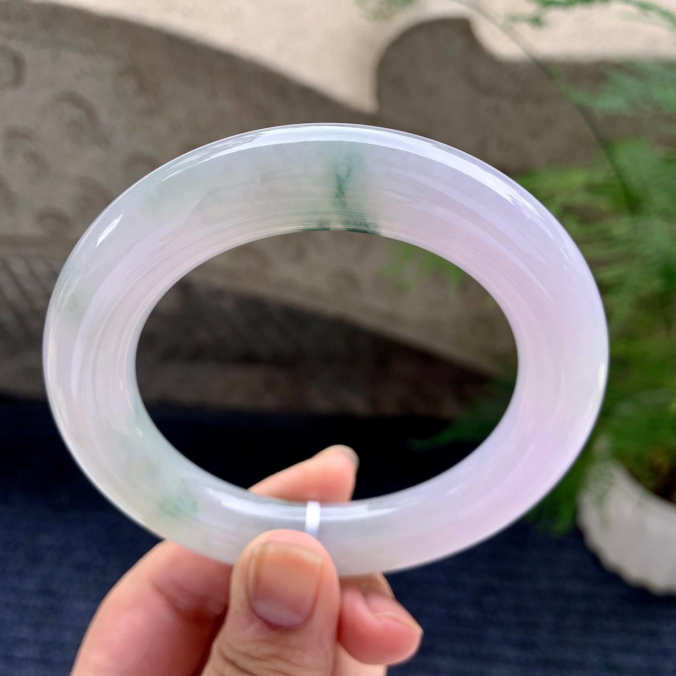 细糯种淡粉底飘花圆条手镯（59mm）