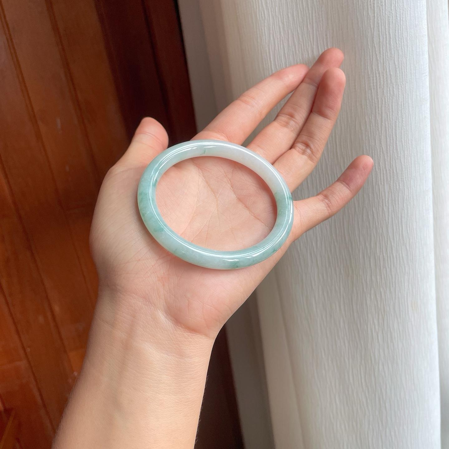 糯冰飘花圆条翡翠手镯（55.6mm）（yc249149）