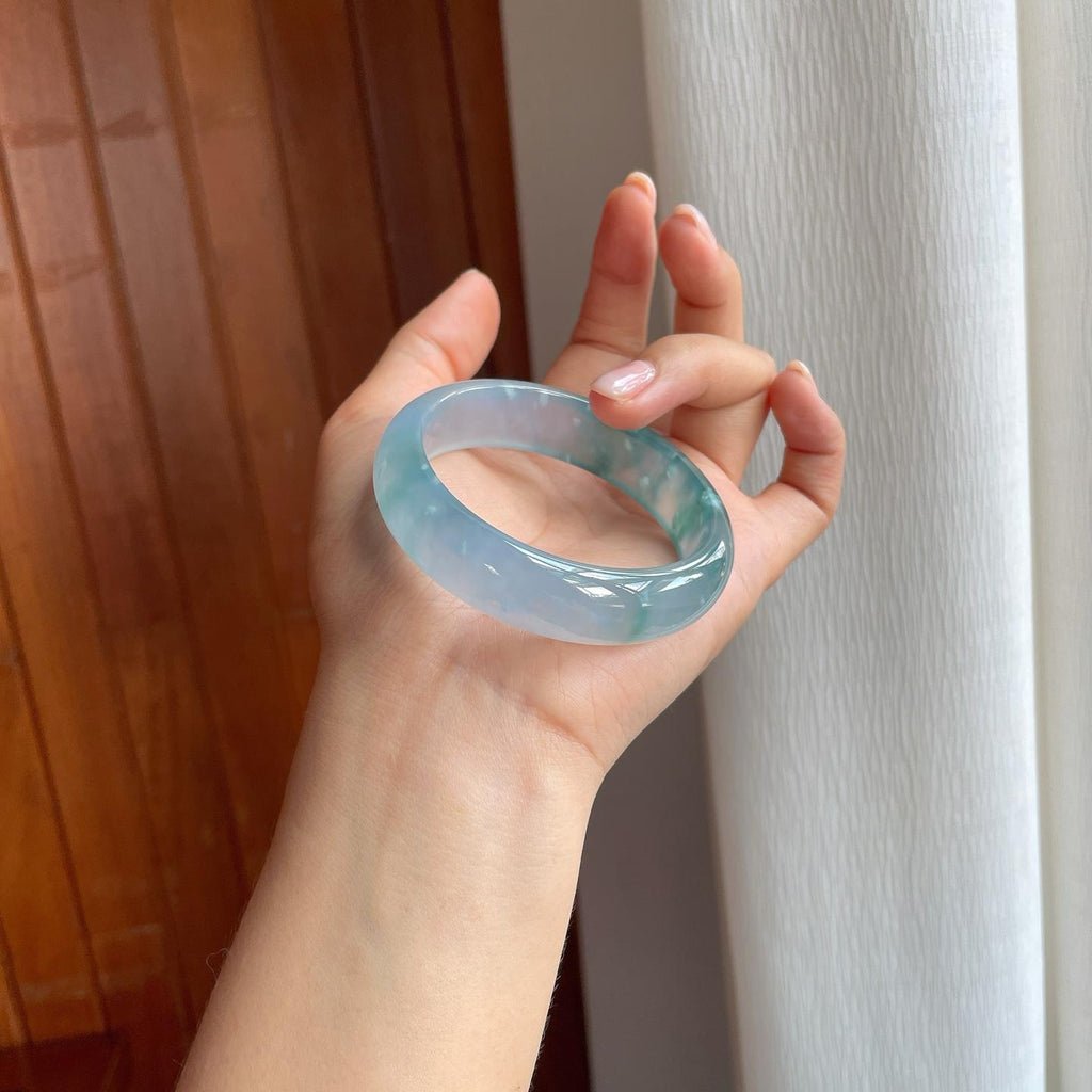 冰玻种蓝晴飘花宽版翡翠平安镯（54.4mm)（yc382850）