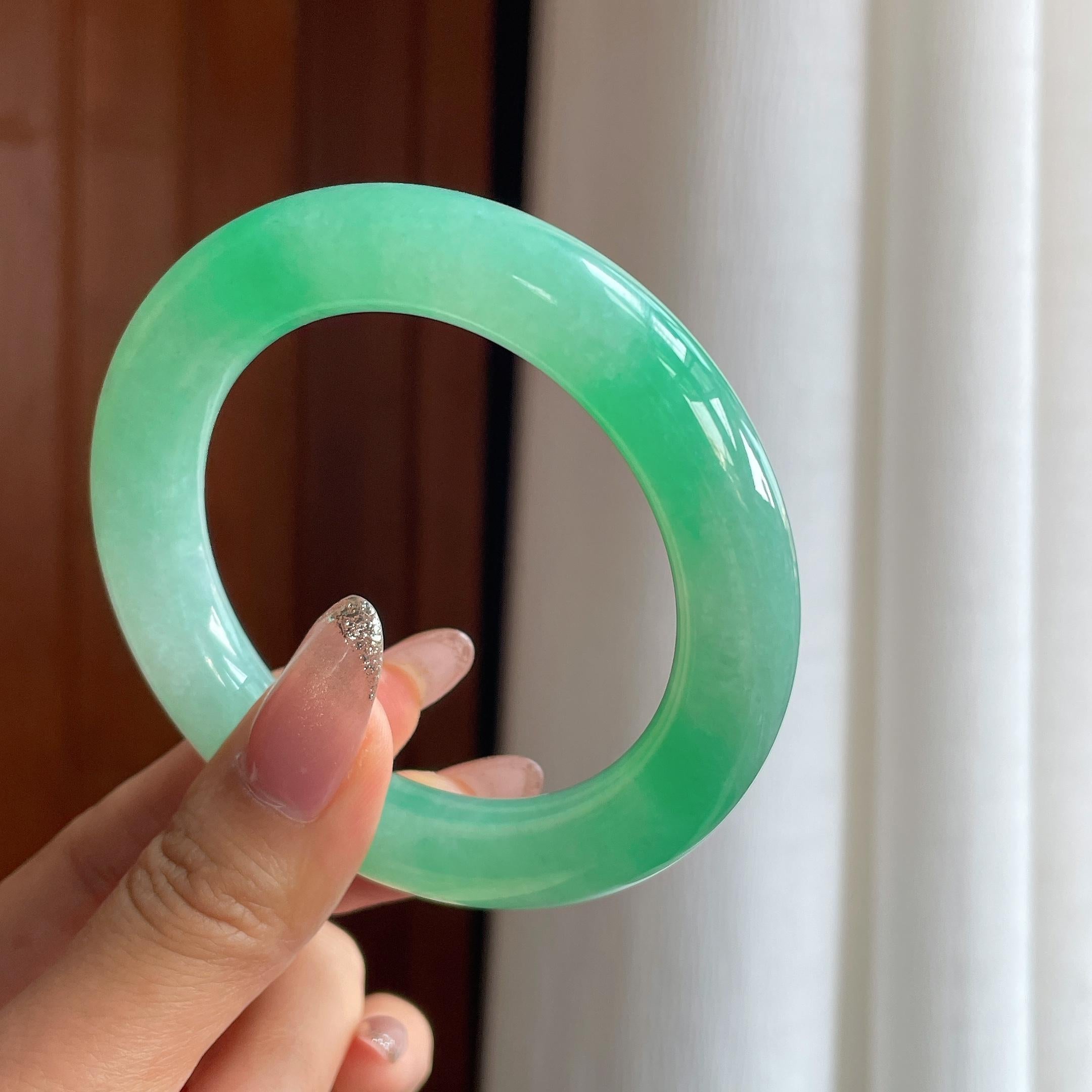 冰种阳绿翡翠圆条手镯（55.5mm）（yc354243）