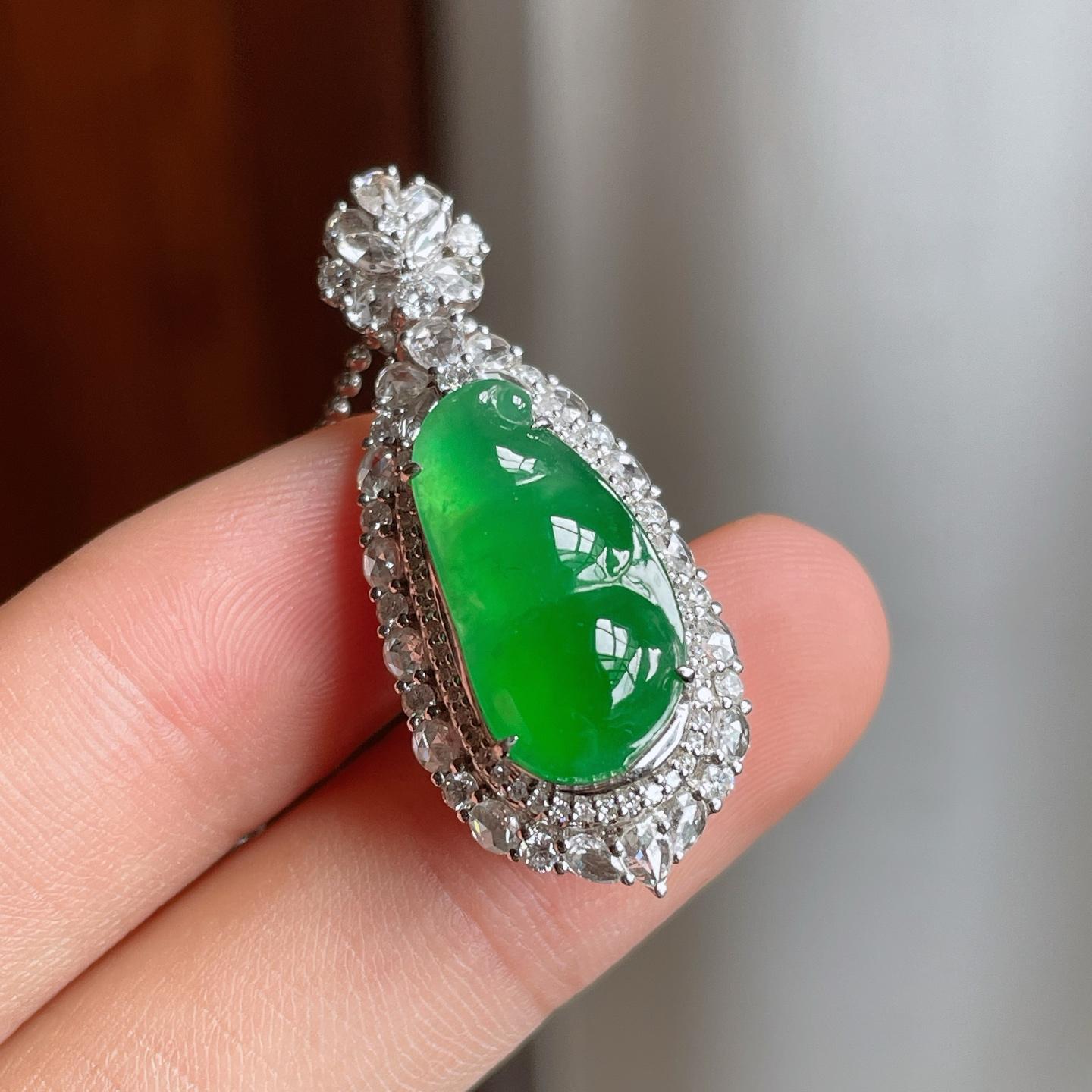 18k金镶冰种满绿翡翠豆子（yc250564）