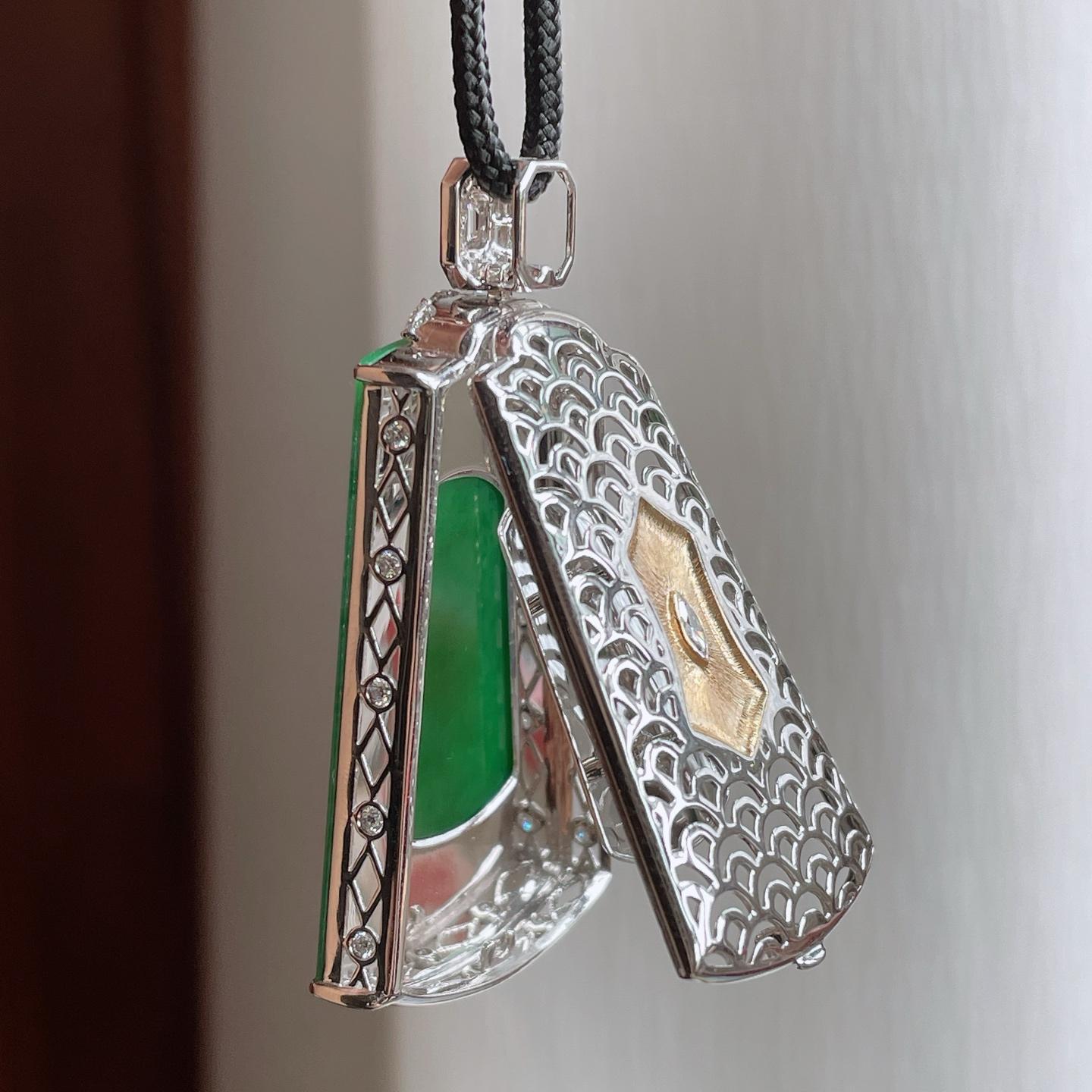 18k金镶糯冰满绿翡翠无事牌（yc233392）