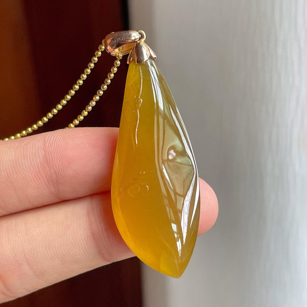 18k金扣冰种黄翡翡翠随型挂件（yc251060）