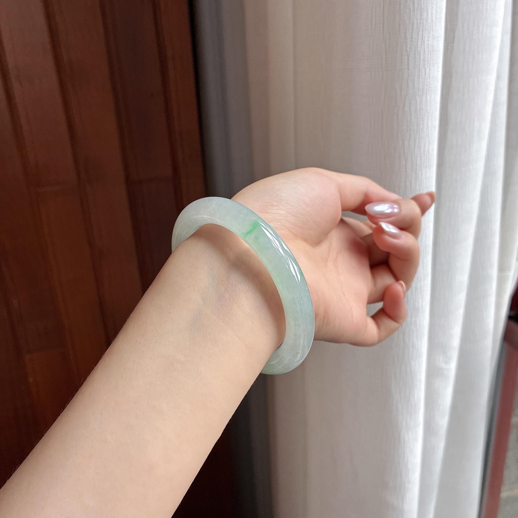 糯冰飘一抹绿圆条手镯 55圈 天然缅甸A货翡翠（yc497836）