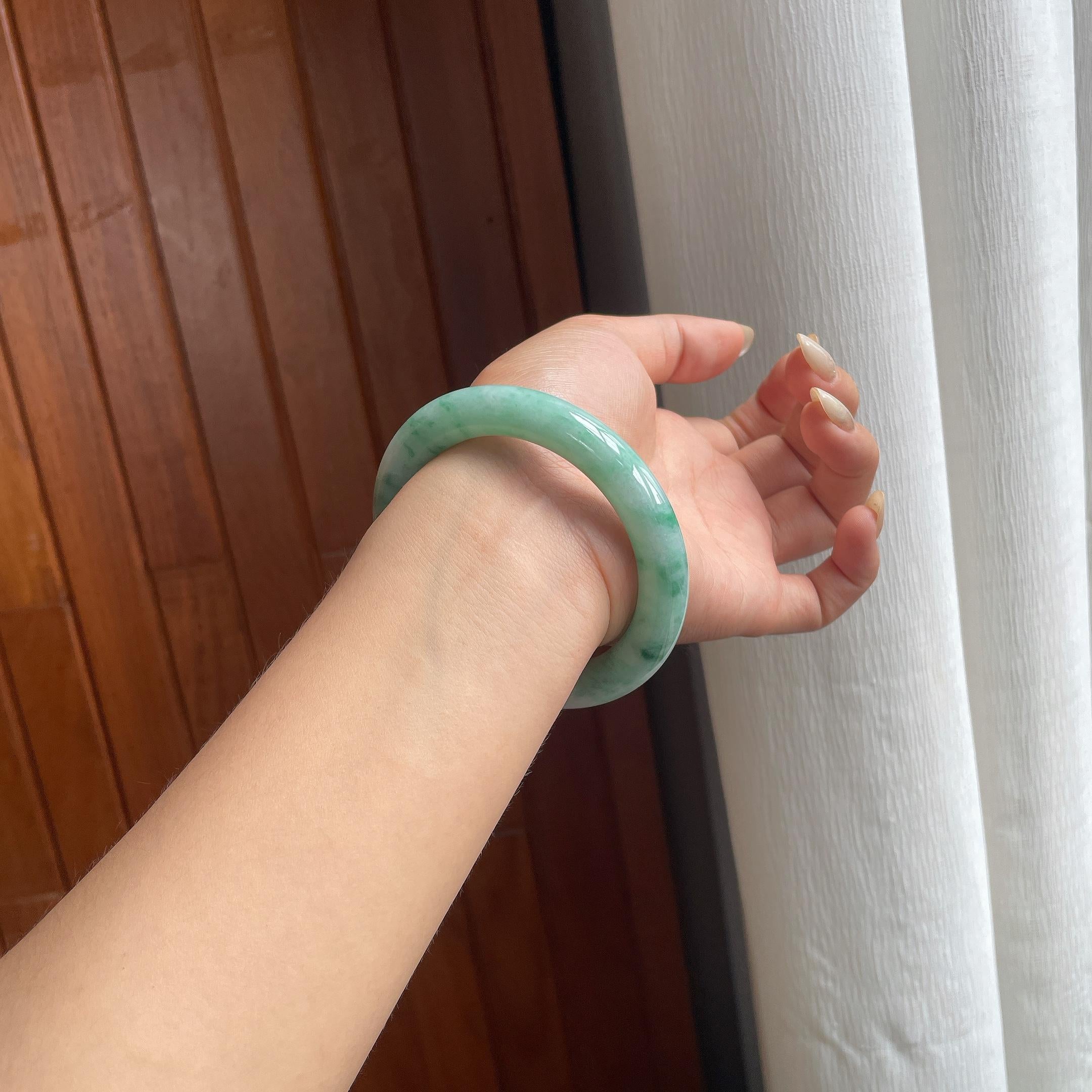 大圈口 细糯带飘绿花圆条手镯 60圈 天然缅甸A货翡翠（yc487664）