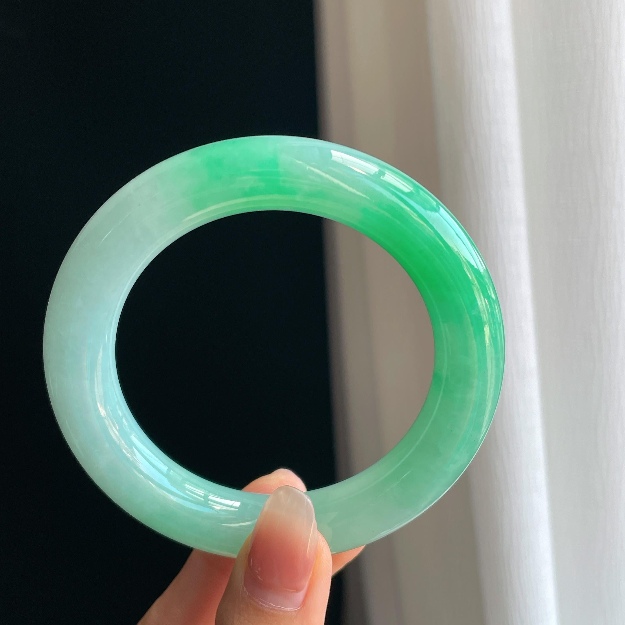 糯冰果绿翡翠圆条手镯（56.5mm）（yc329476）