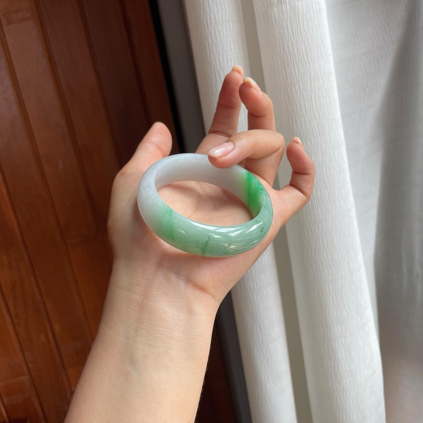 糯冰淡春底带色翡翠宽版镯（52.5mm）（yc400211）