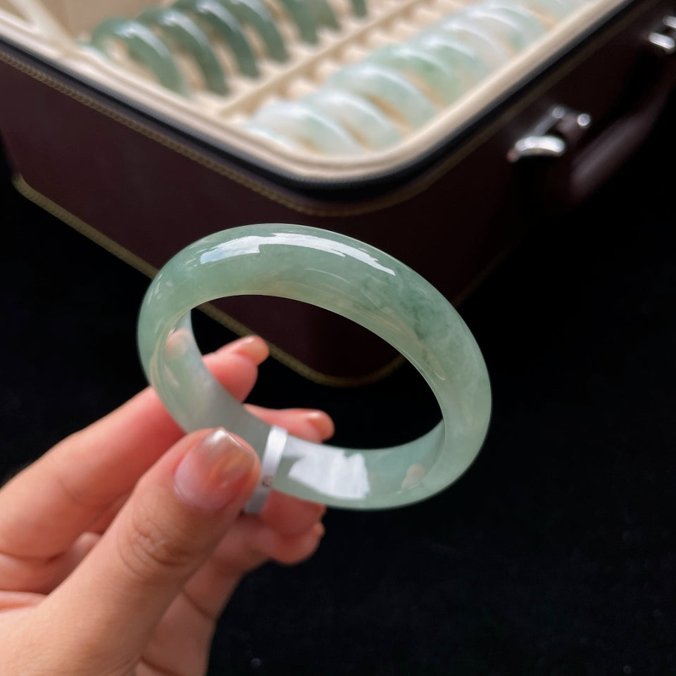 糯冰湖水绿贵妃翡翠手镯（56.3mm）（yc017402）