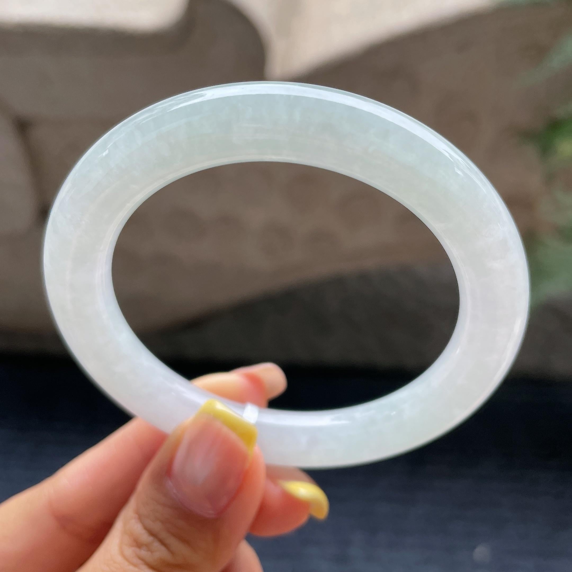 小细条    细糯种淡晴底圆条手镯53.8圈     天然缅甸A货翡翠（yc371526）
