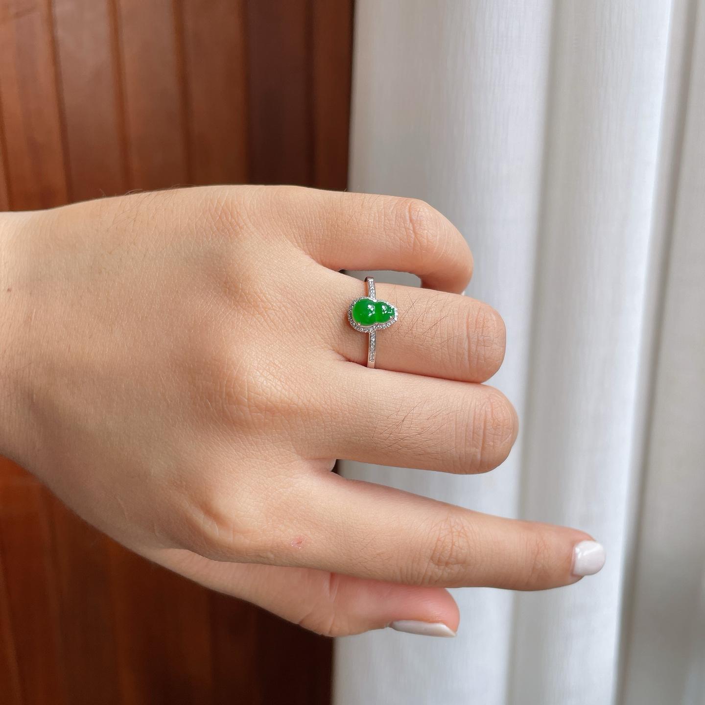 18k金镶糯冰满绿翡翠葫芦戒指（yc251036）