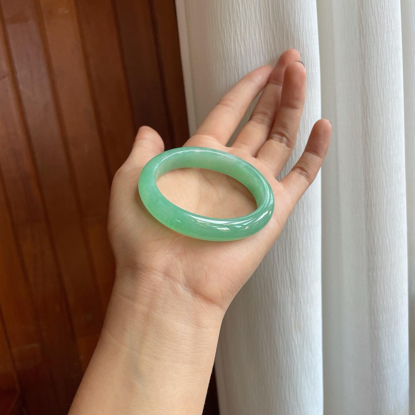 冰种果绿底翡翠贵妃镯（53mm）（yc276469）