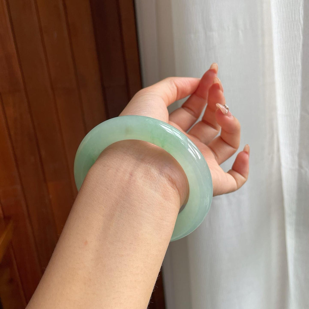 糯冰种晴底飘绿花翡翠圆条手镯（57mm）（yc198346）