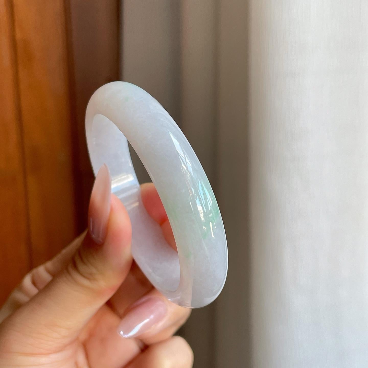 糯冰白底青翡翠贵妃镯（53mm）（yc277418）