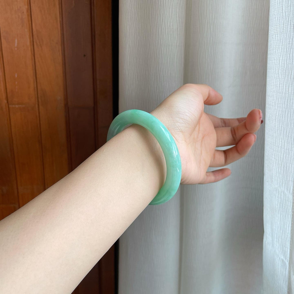 糯冰果绿翡翠圆条手镯（57mm）（yc296425）