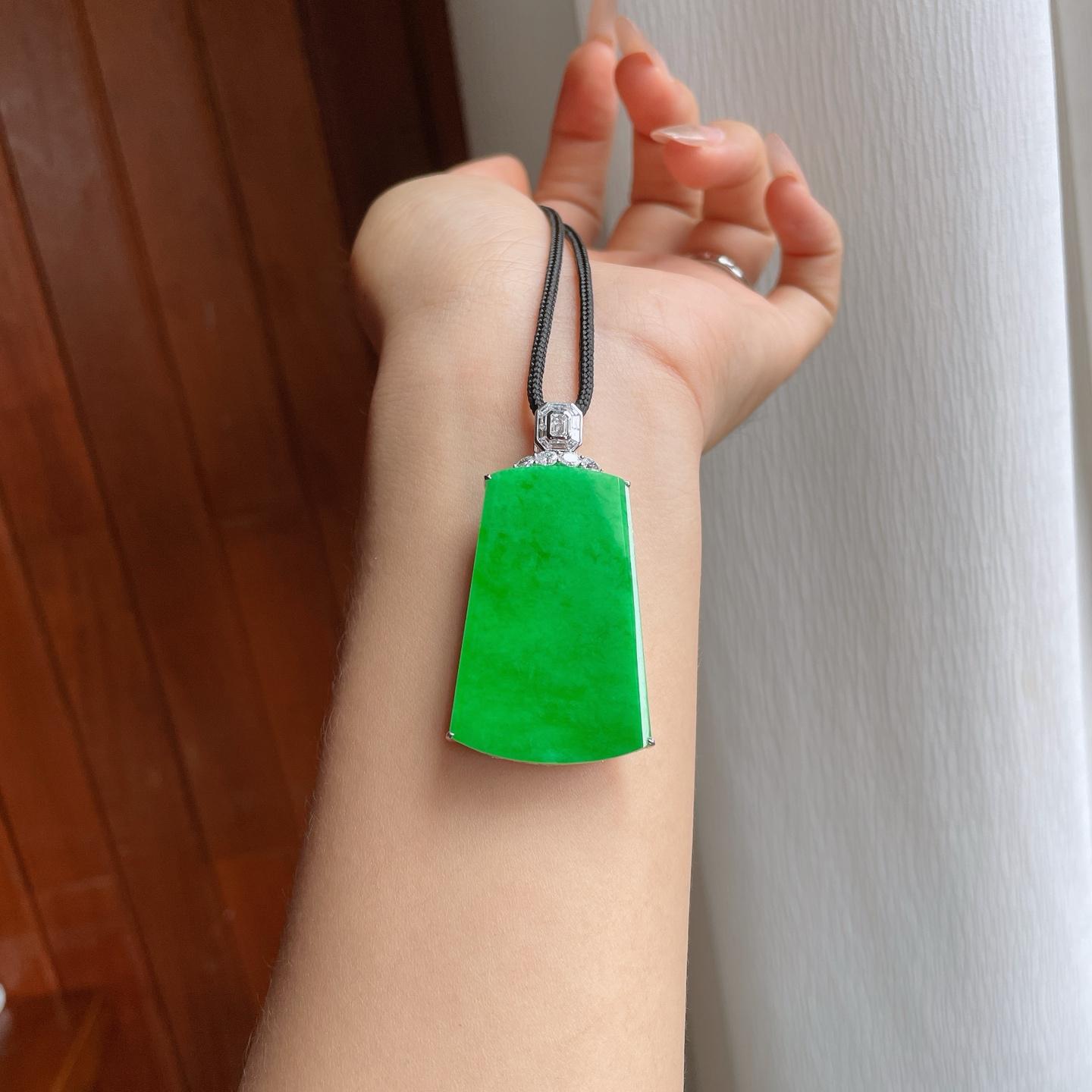 18k金镶糯冰满绿翡翠无事牌（yc233392）