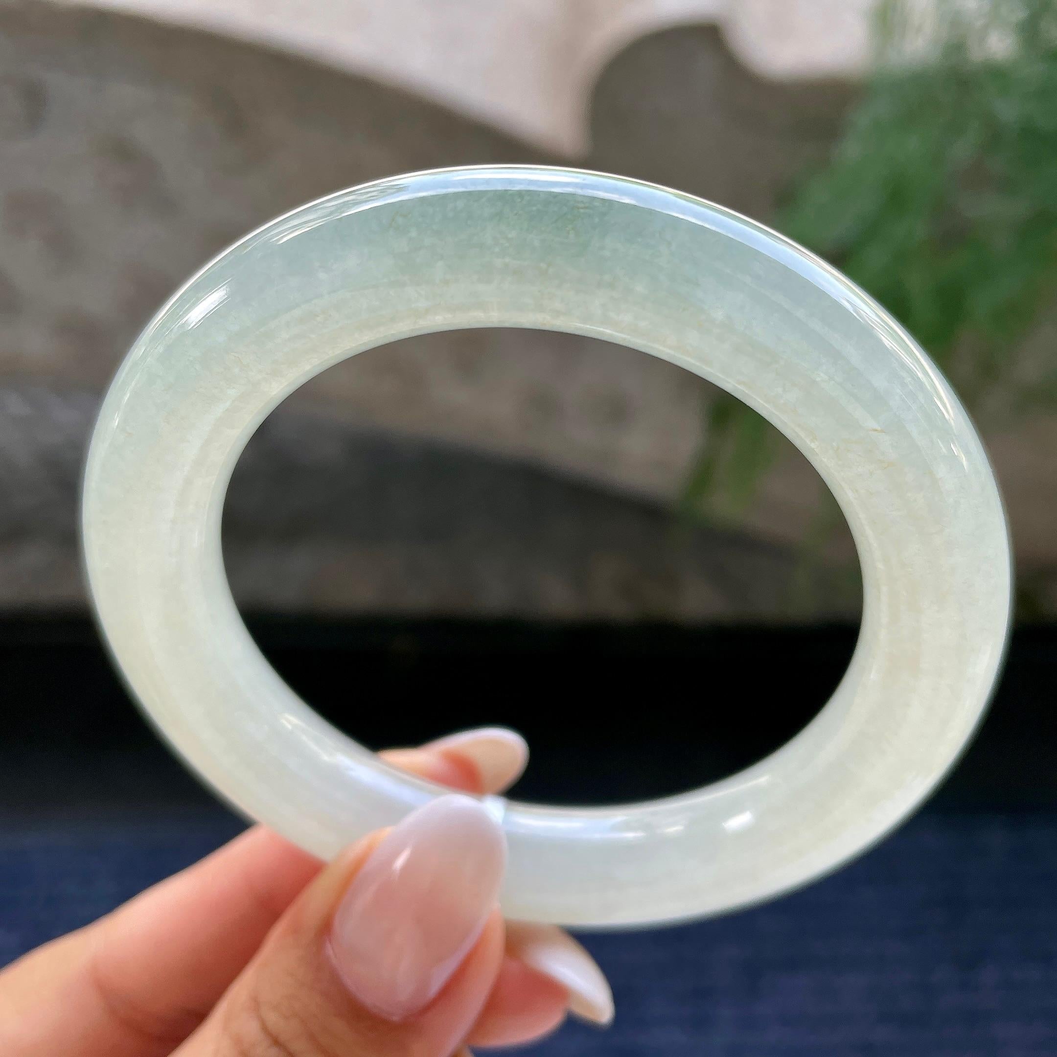 细糯种淡晴底圆条手镯     55.2圈     天然缅甸A货翡翠（yc408842）
