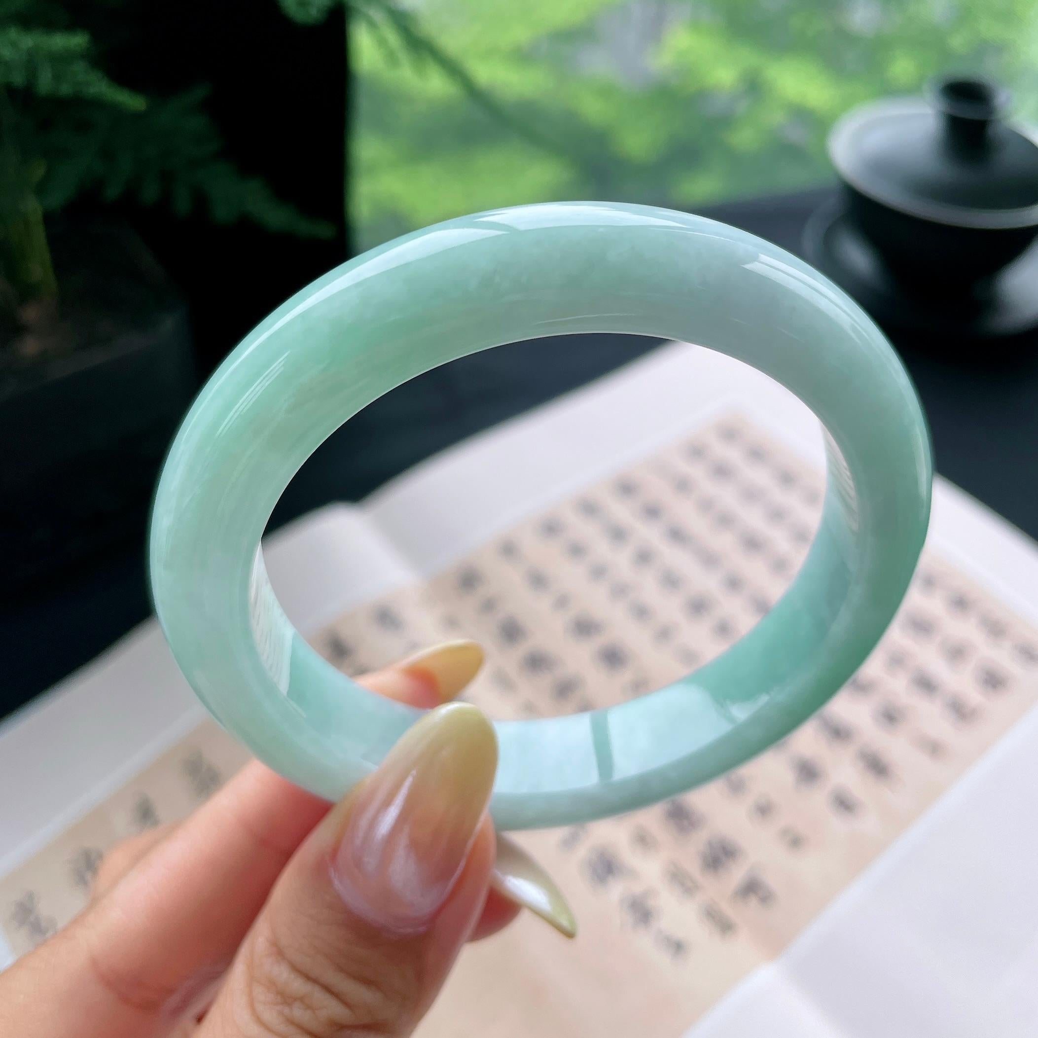 大圈口 细糯种晴底飘绿正圈平安镯60.2圈 天然缅甸A货翡翠（yc473057）