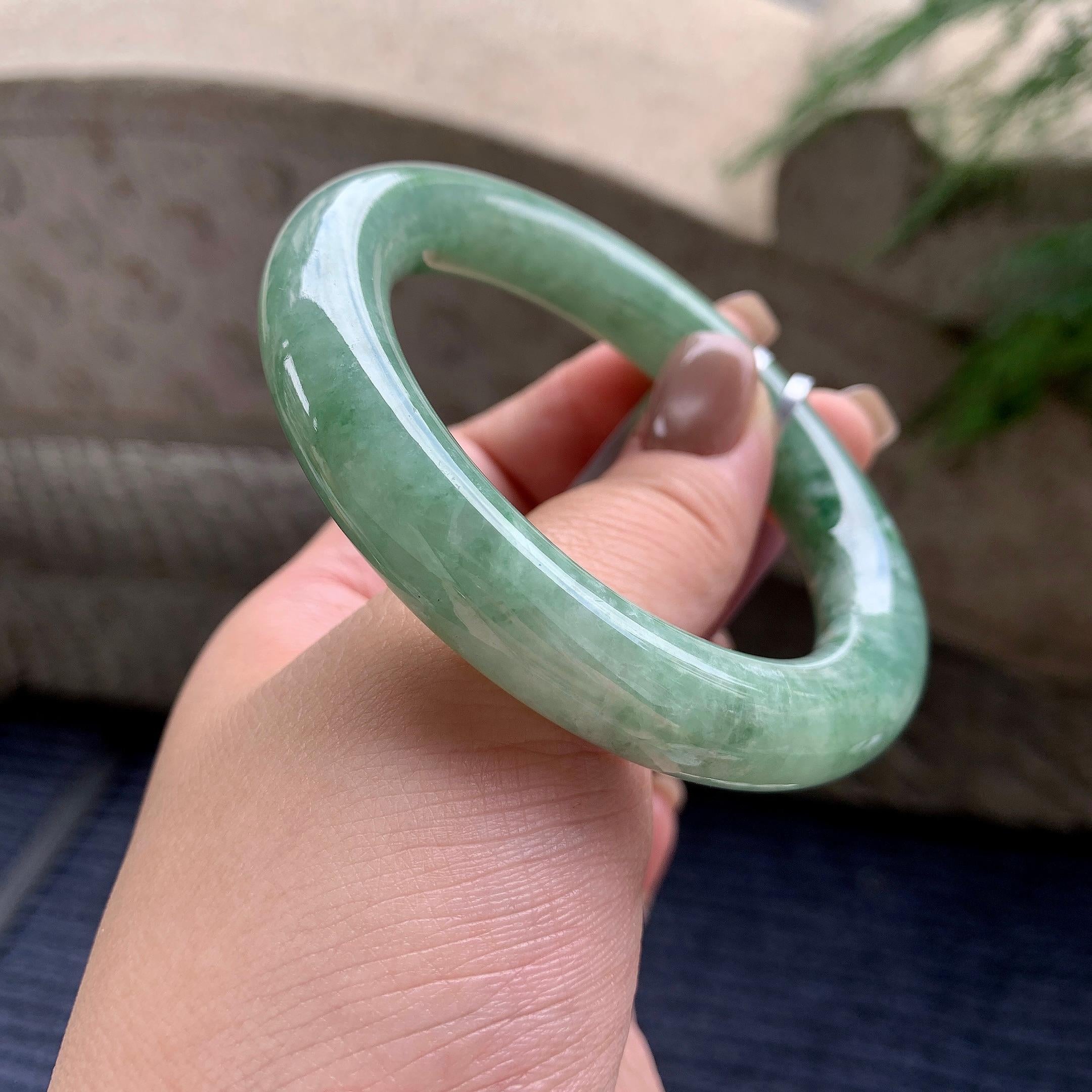 糯种飘绿花圆条手镯  57.2圈口  天然缅甸A货翡翠（yc421281）