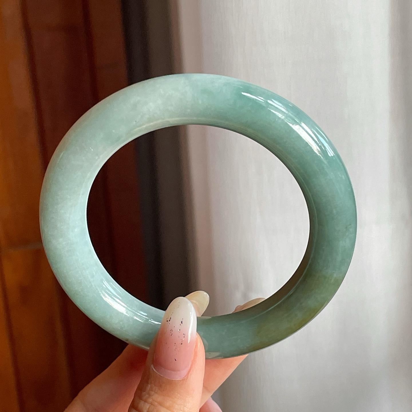 细糯种湖水绿带黄翡翡翠圆条手镯（56.7mm）（yc220245）