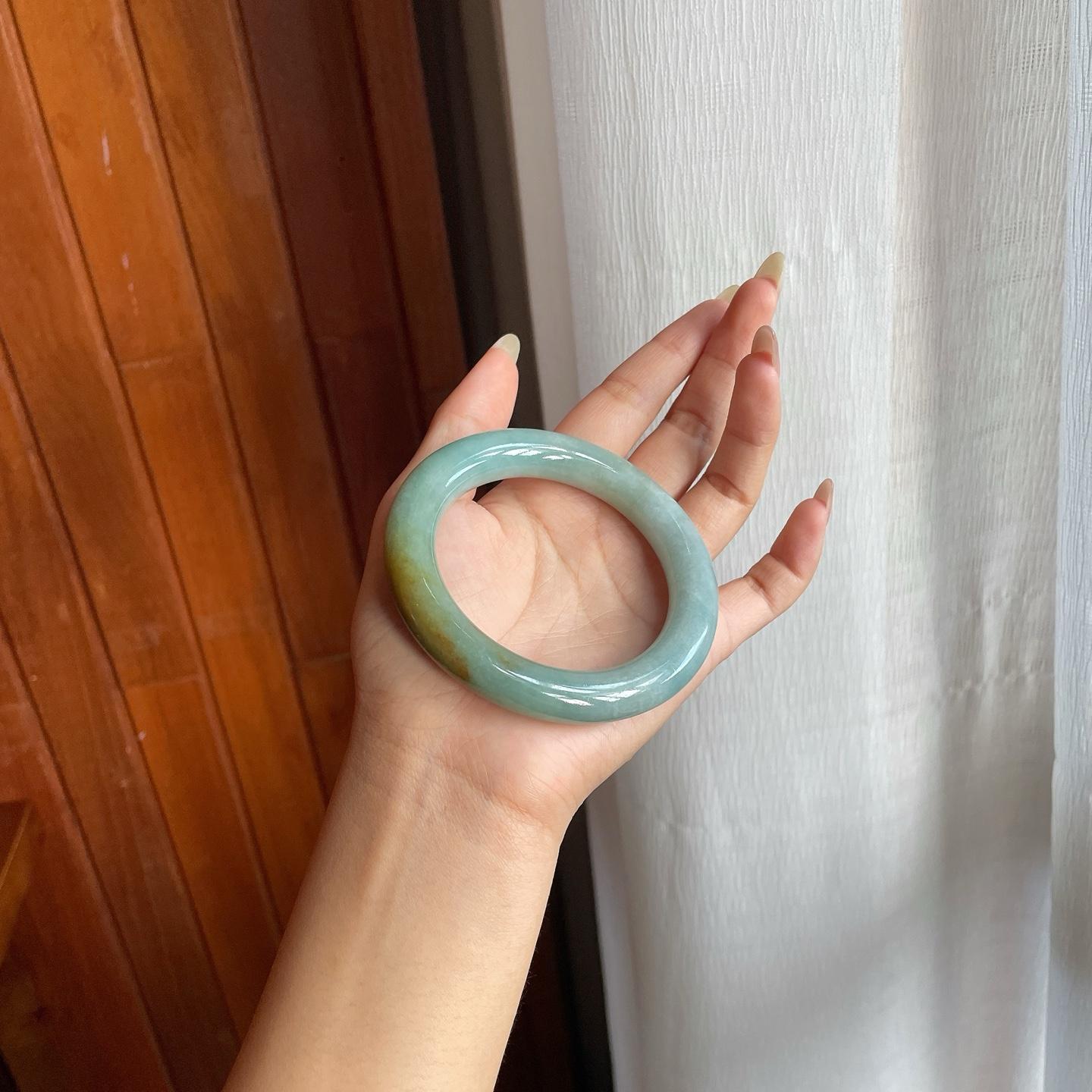 细糯种湖水绿带黄翡翡翠圆条手镯（56.7mm）（yc220245）