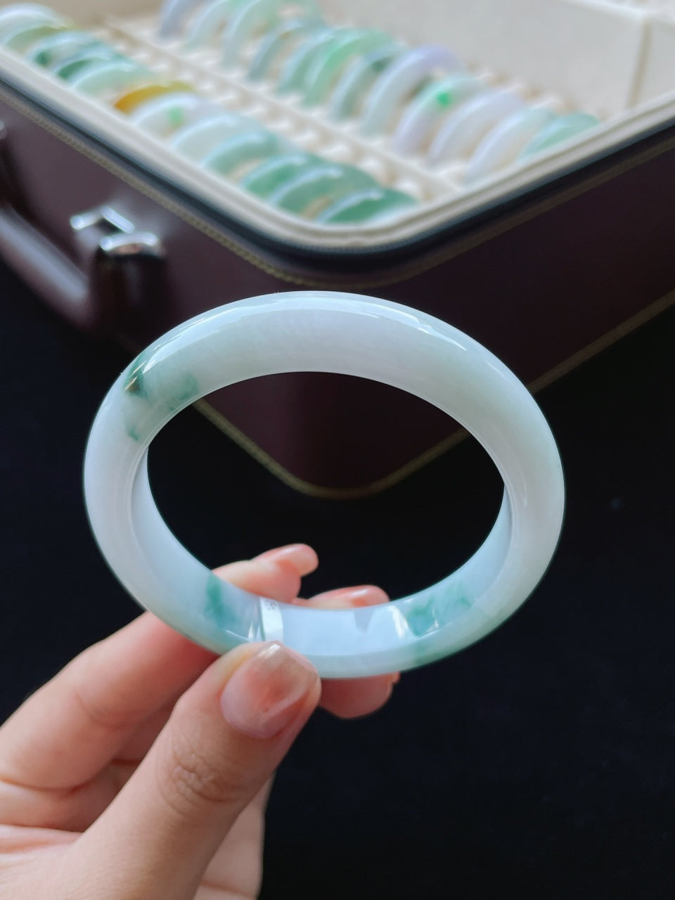 细糯种飘绿正圈翡翠手镯（55.5mm）（yc016644）