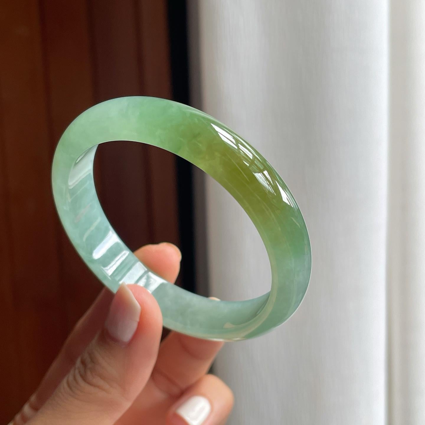 糯冰晴绿底带一抹黄翡翠平安镯（56mm）（yc254052）