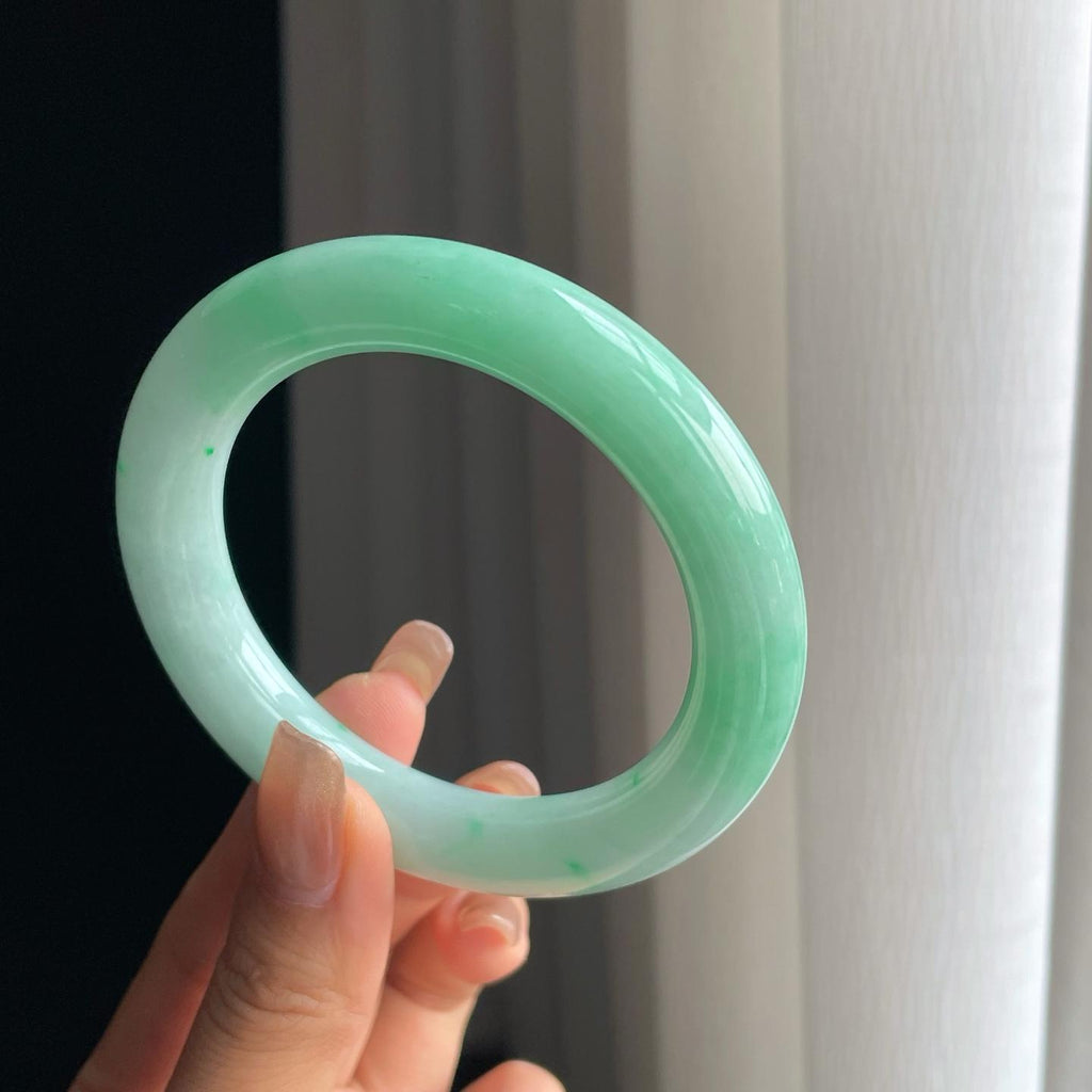 糯冰果绿翡翠圆条手镯（57mm）（yc378050）