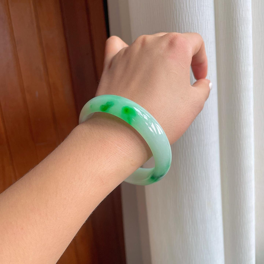 糯冰宽版飘绿花翡翠平安镯（60.5mm）（yc249150）