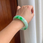 糯冰宽版飘绿花翡翠平安镯（60.5mm）（yc249150）