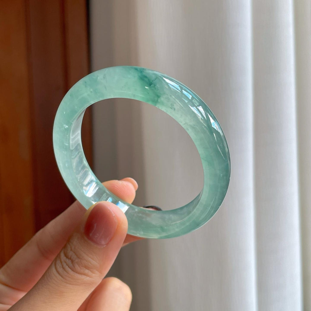 冰玻种蓝底飘花翡翠贵妃镯（55.5mm）（yc277370）