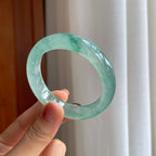 冰玻种蓝底飘花翡翠贵妃镯（55.5mm）（yc277370）