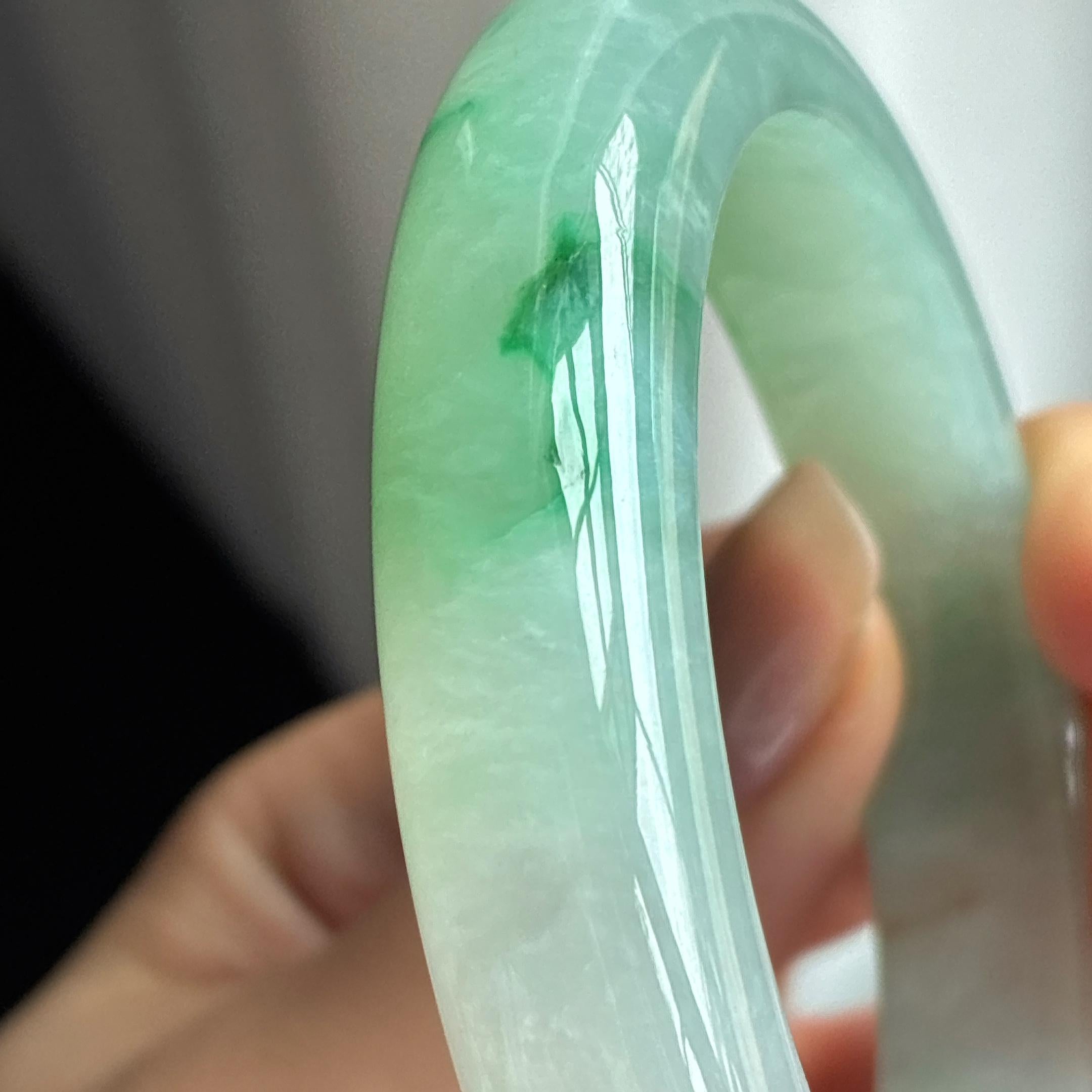 Vòng tay an bình bằng ngọc phỉ thúy Miến Điện tự nhiên loại A, đáy xanh trong, hoa bay, kích thước 55