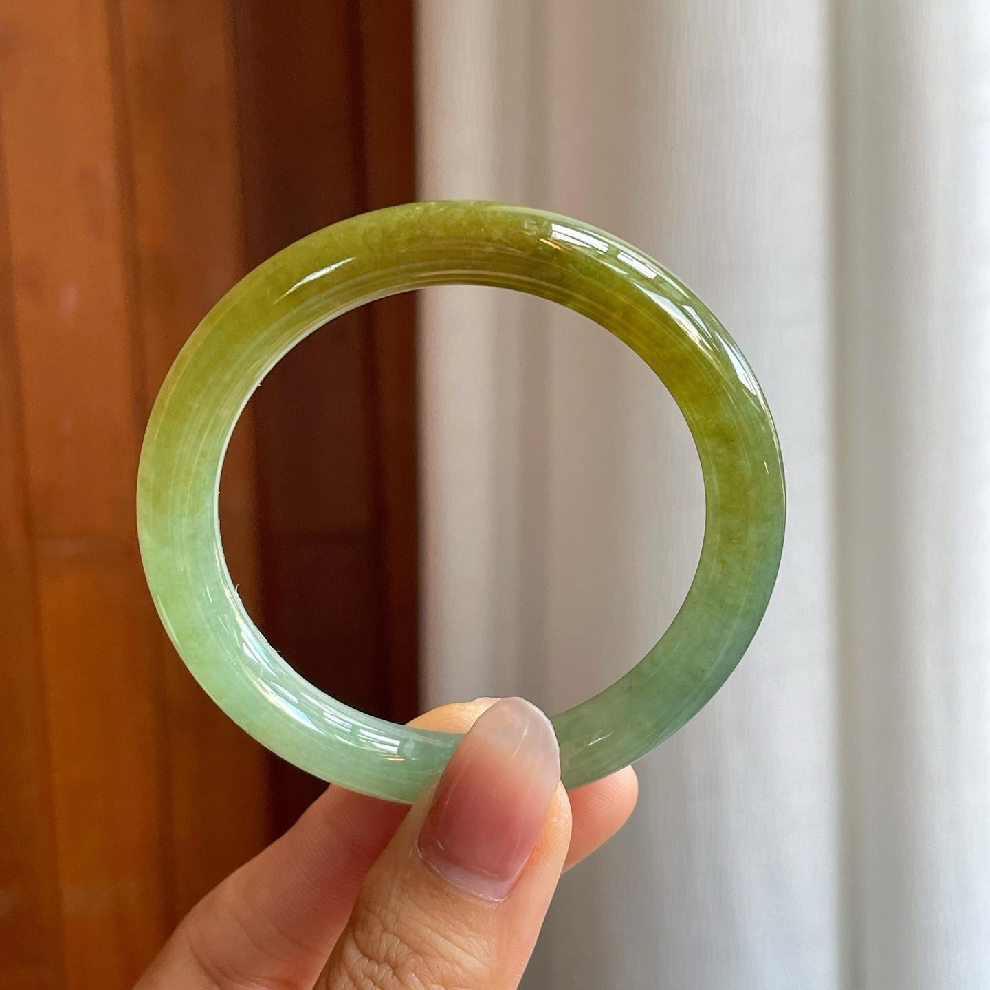 糯冰湖水绿带黄翡翠圆条手镯（52mm）（yc312924）