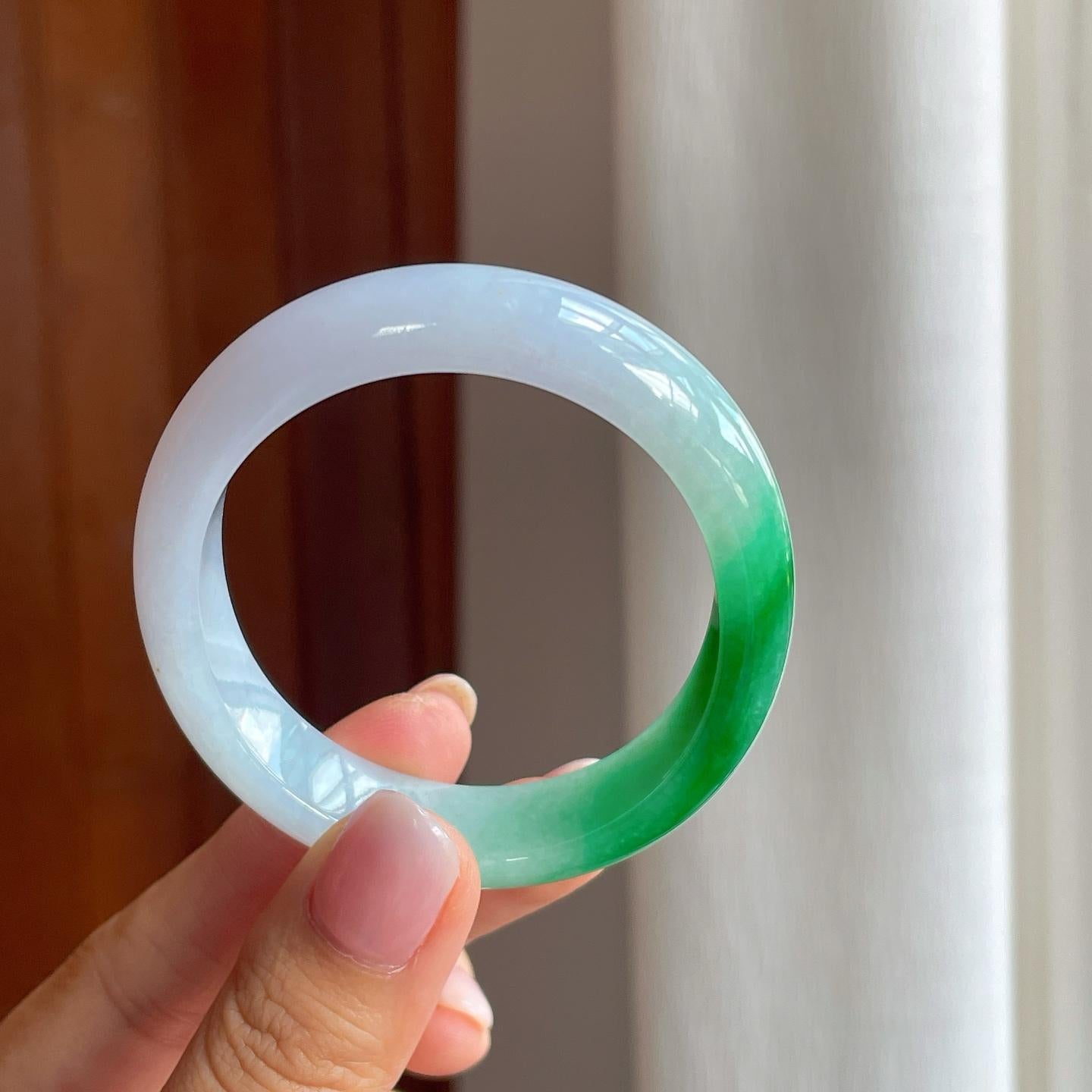 糯冰白底青翡翠贵妃镯（53.4mm)（yc386395）