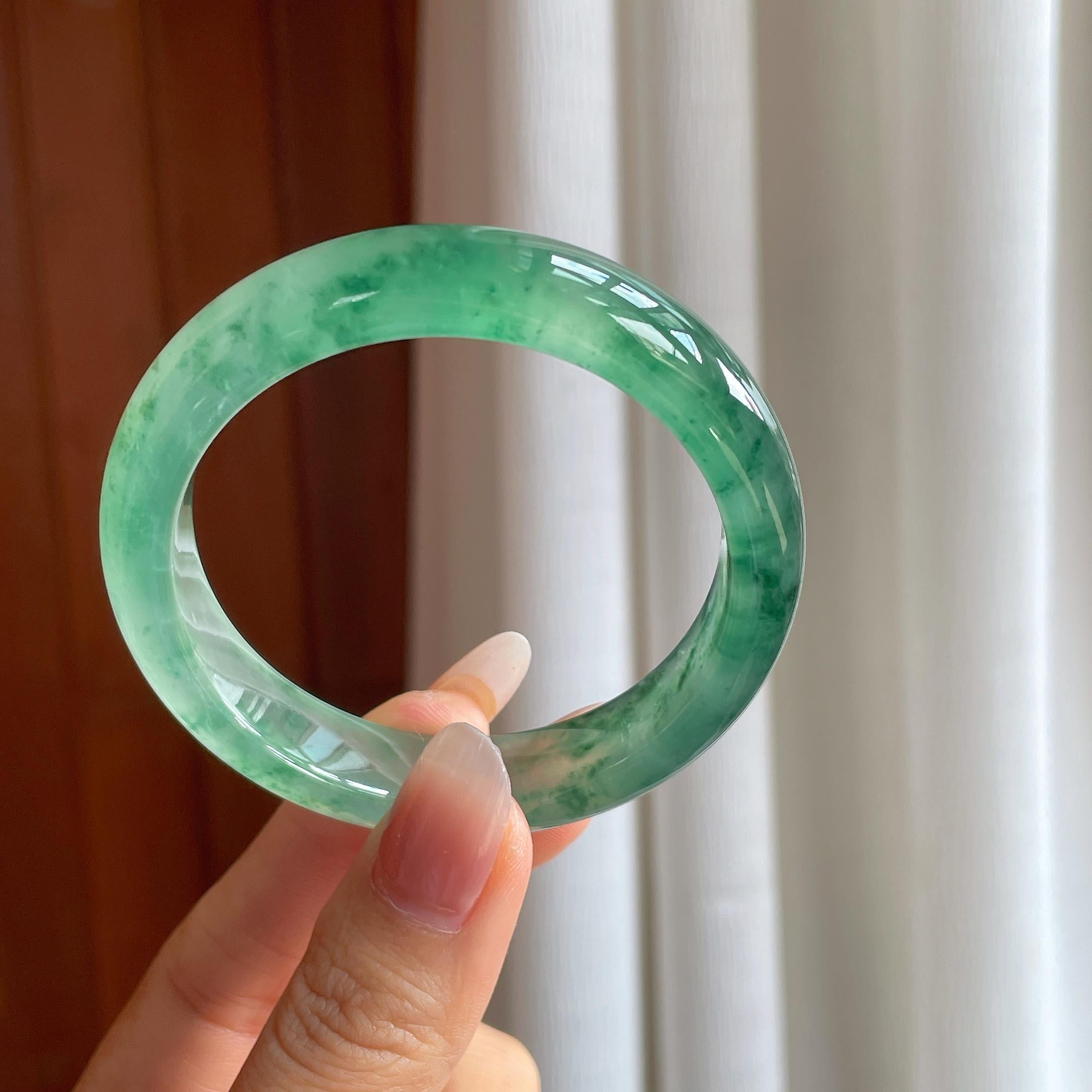 冰玻种晴绿底飘花翡翠平安镯（53.2mm）（yc312335）