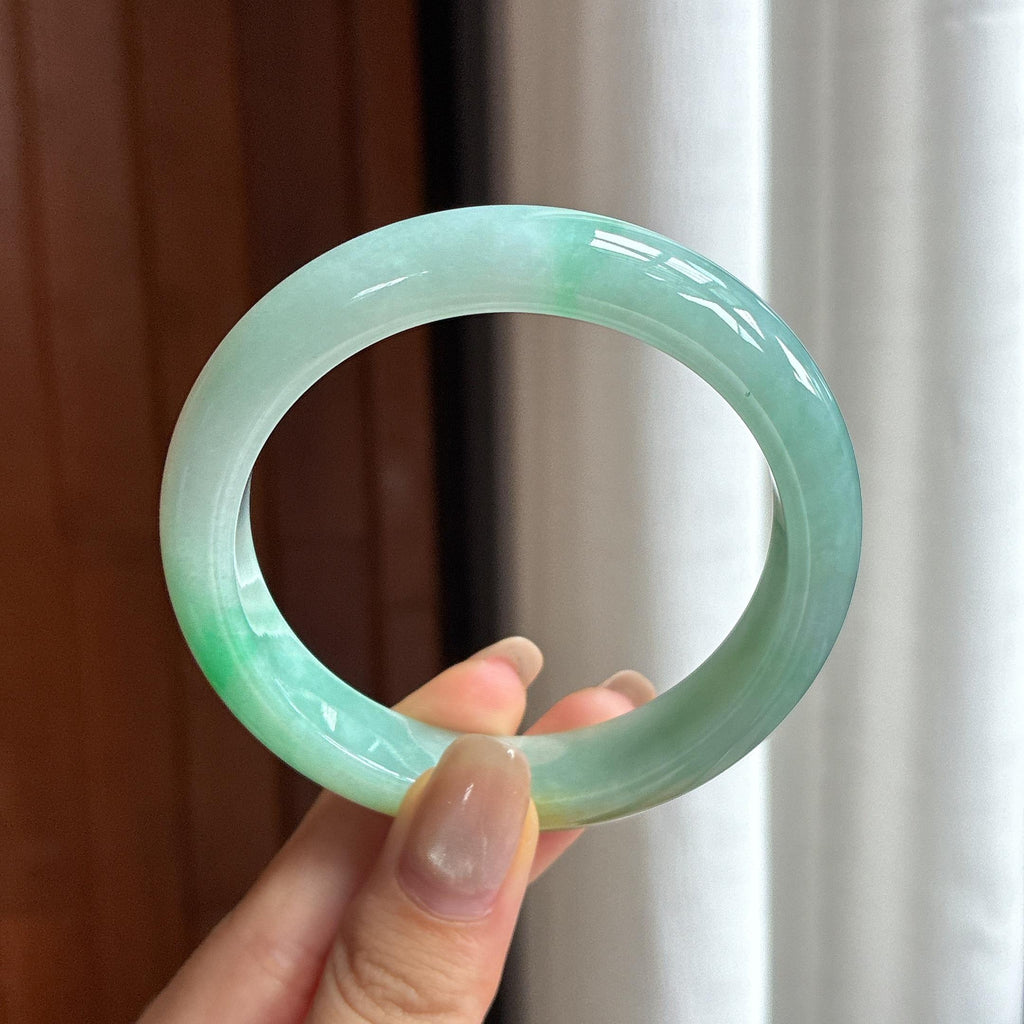 Vòng tay trơn tròn bình an, hạt mịn nước trong phớt vàng, size 56, Ngọc phỉ thúy tự nhiên loại A Myanmar (yc450479)