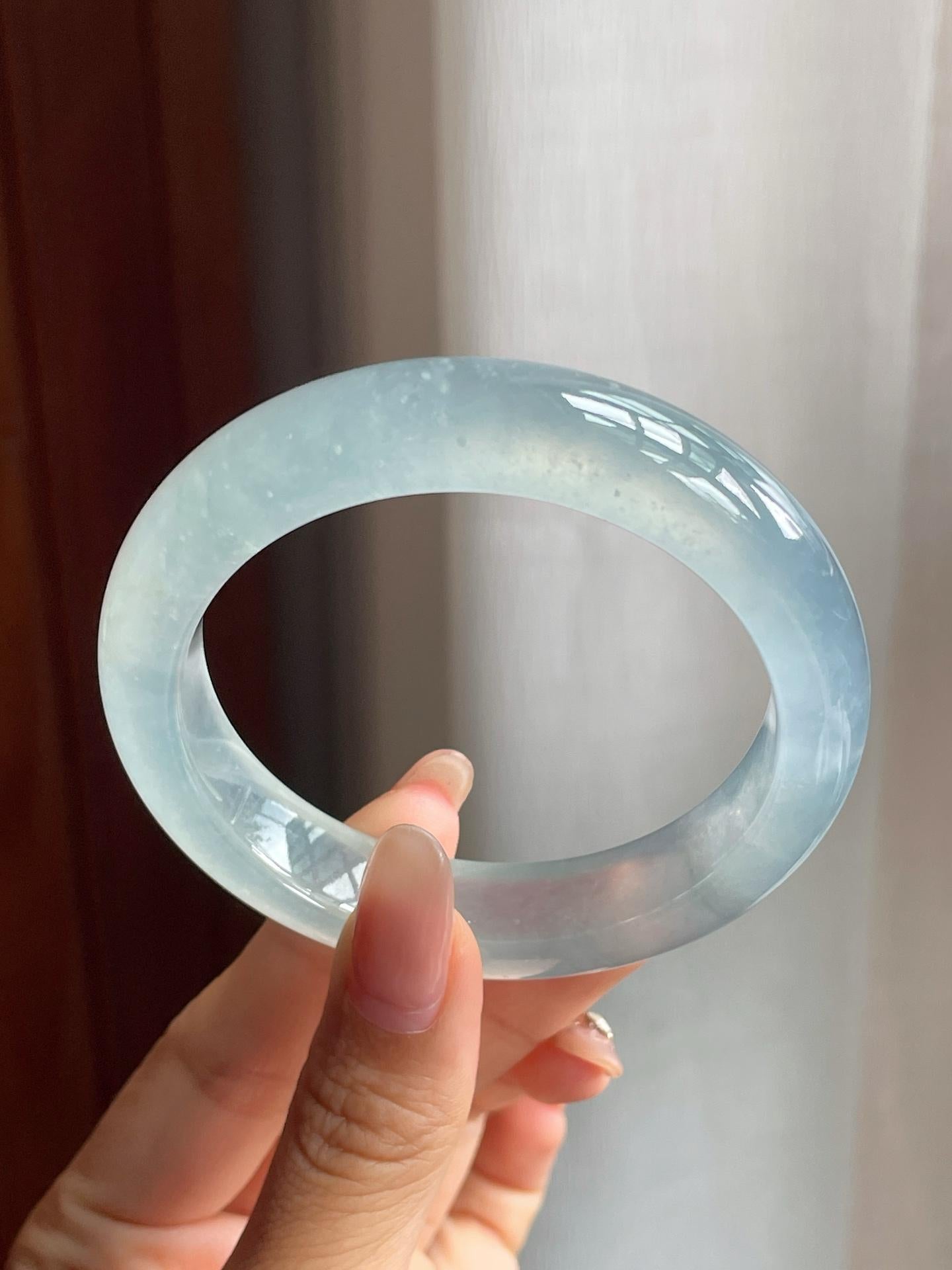 冰玻种带底色雪花棉翡翠平安镯（55mm）（yc196579）