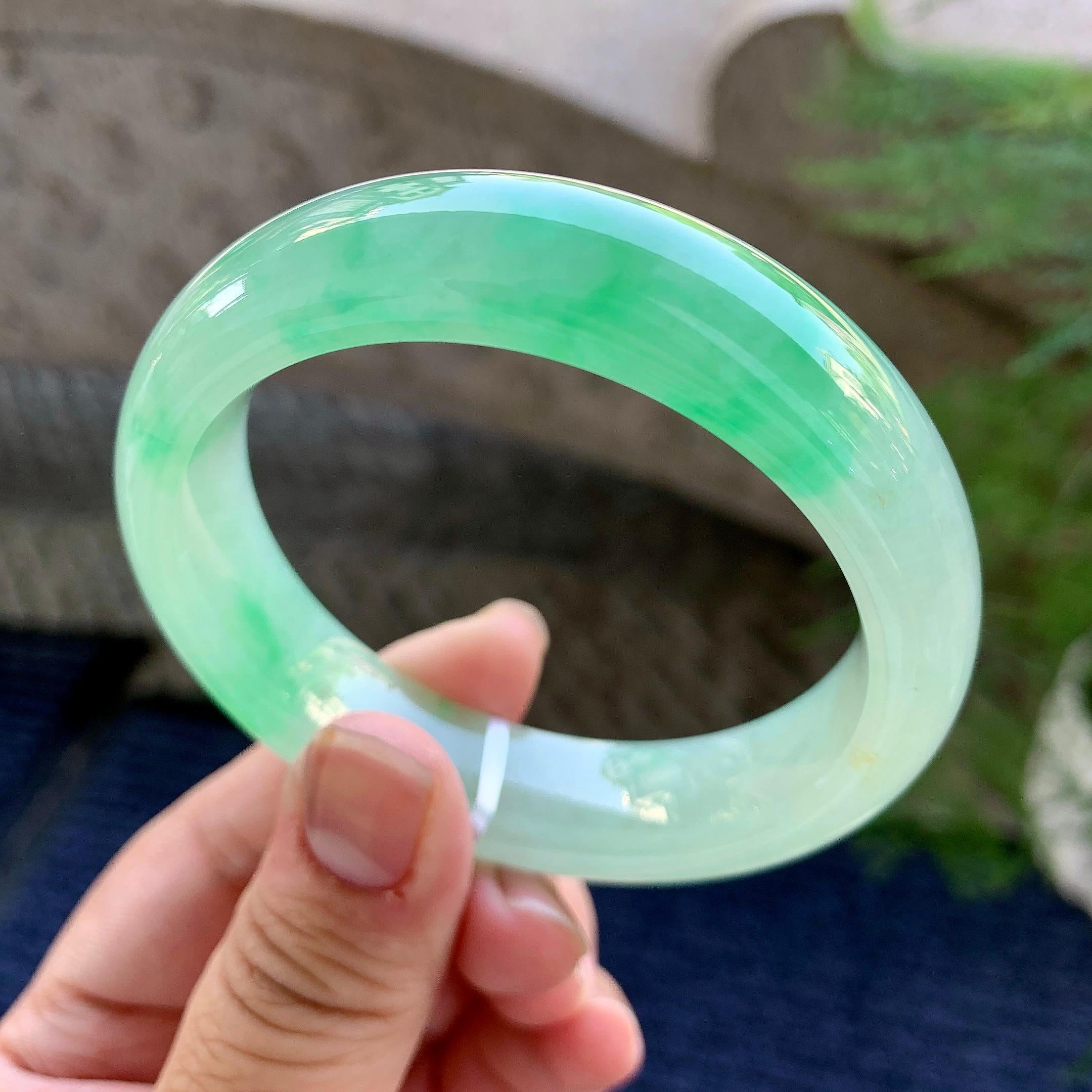 糯冰种飘绿宽版轮胎手镯（55.4mm）（yc249431）