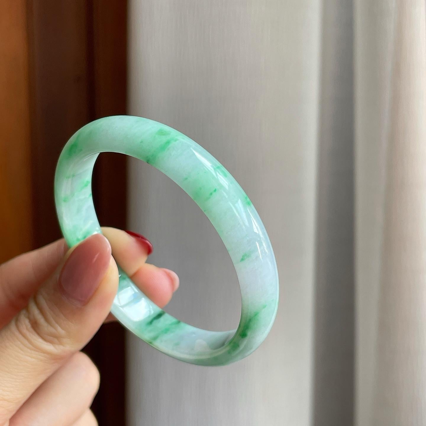 糯冰飘花翡翠贵妃镯（53.3mm）（yc303106）